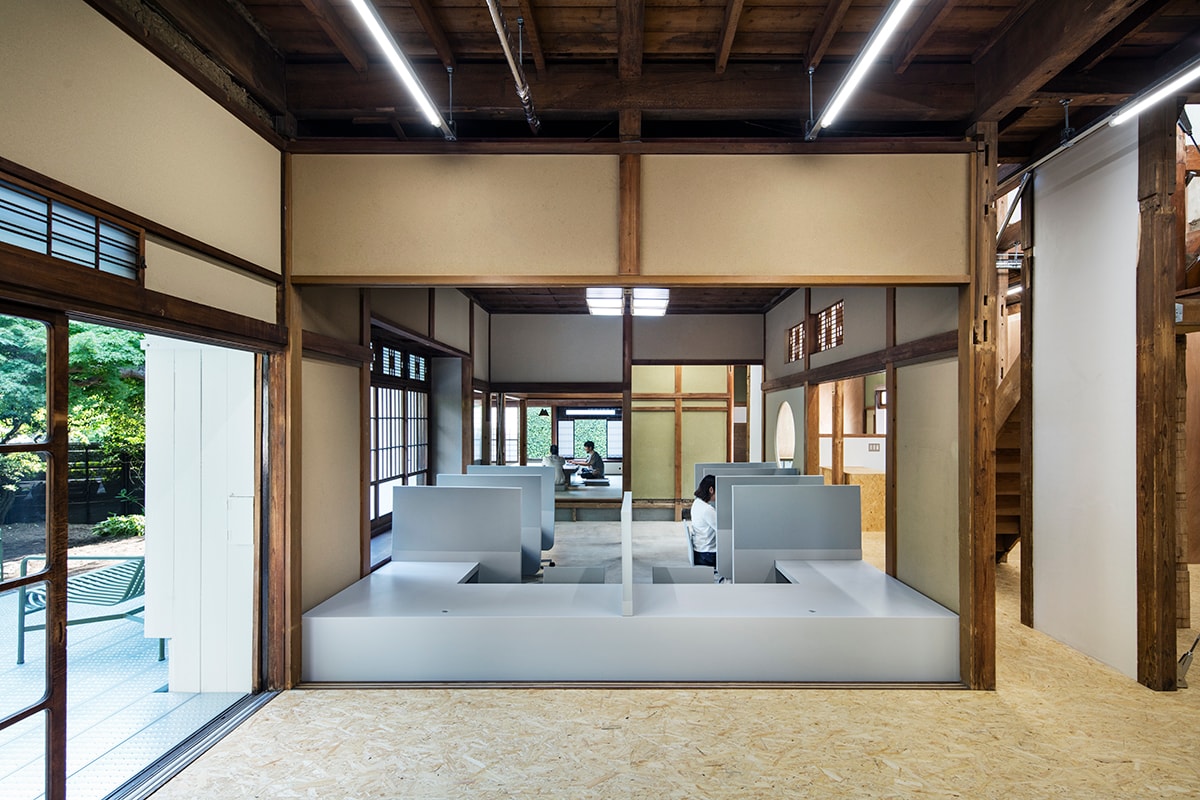 築80年を超える典型的な日本家屋を改修した鎌倉のオフィス兼住宅 非の打ち所のない和室や壁、天井の味わいを活かし、地面から60cm上がっている床の在り方に注目した「スキーマ建築計画」の匠な仕事 町を考えつつ、家具から建築までデザインする長坂常主宰の「スキーマ建築計画」が、鎌倉の緑豊かで閑静な住宅街の中にオフィス兼住宅を計画した。築80年を超える典型的な日本家屋を改修した『北条SANCI』は、壁、天井の味わいを活かすと同時に、性格分けをしたゾーニングを考慮する上で、地面から60cm上がった床の在り方に着目したという。西側には縁側を介して庭と繋がった非の打ち所のない和室、北東側には多様なレベル差のある板の間にキッチンを配置した共用空間があり、その間に特に特徴的な空間要素である玄関をそのまま中央まで拡張させた土間部分が存在。ひとつ基盤となる畳をベースにそれぞれの広さと素材、設置する家具を操作することで、上下左右多様な目線を生み、どこにいてもいつでも豊かな自然と活気を感じられる場を生み出すと同時に、その操作によって生まれた多様過ぎる表情を少しコントロールするべく、ところどころで無機質なグレイの家具を挿入している。   緩やかに繰り返される有機質と無機質の一定のコントラストが全体の表情をつなぎとめ、空間の多様性さをコントロールした「スキーマ建築計画」の匠な仕事の全貌を是非、上のフォトギャラリーから覗いてみてほしい。  「Toy’s Factory（トイズ ファクトリー）」の新社屋やロンドンで開催された『MR PORTER（ミスター ポーター）』x『BEAMS（ビームス）』の限定プログラムなど、「スキーマ建築計画」のその他のプロジェクトもあわせてご確認を。
