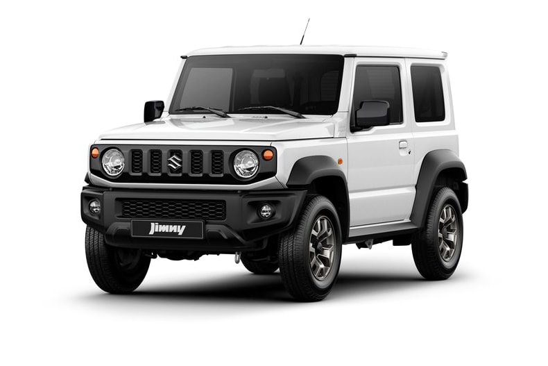 SUZUKI が軽自動車オフローダー Jimny より第4世代の新型モデルを発表 強度と耐久性を重視したラダーフレームやエンジン縦置きFRレイアウトなど伝統のメカニズムを継承した「SUZUKI」の意欲作 市場に数々の軽自動車を送り込んできた「SUZUKI（スズキ）」の中でも、軽自動車唯一の4WDオフローダーとして1970年に産声をあげたJimny（ジムニー）は、男心をくすぐる外装デザインで世界中から愛されてきた名車である。そのJimnyから、新型の発売が決定。乗り心地や機能面での進化が求められる現代の自動車社会だが、「SUZUKI」は第4世代でも低級振動や重量増などの不利を顧みず、今なお強度と耐久性を重視したラダーフレームを採用したほか、エンジン縦置きFRレイアウト、副変速機付パートタイム4WD、3リンクリジッドアクスル式サスペンションなど、伝統のメカニズムを継承している。未来を見据えたコンセプトカーへのアンチテーゼとも言えるキューブ型のフォルムとヘッドランプからはオフローダーのプライドが滲み出ており、今回は660ccのJimnyとは別に1500ccの排気量を誇るJimny Sierraも展開。第4世代は2018年7月にもデビューを迎えるとのことなので、気になる方はこちらからカタログ請求を検討してみてはいかがだろうか。  クルマ好きの読者は、Vin Diesel（ヴィン・ディーゼル）の愛車としてもお馴染みのGMC Yukonから登場した、上位モデルに匹敵する“Graphite Edition”もあわせてチェックしてみてはいかが？