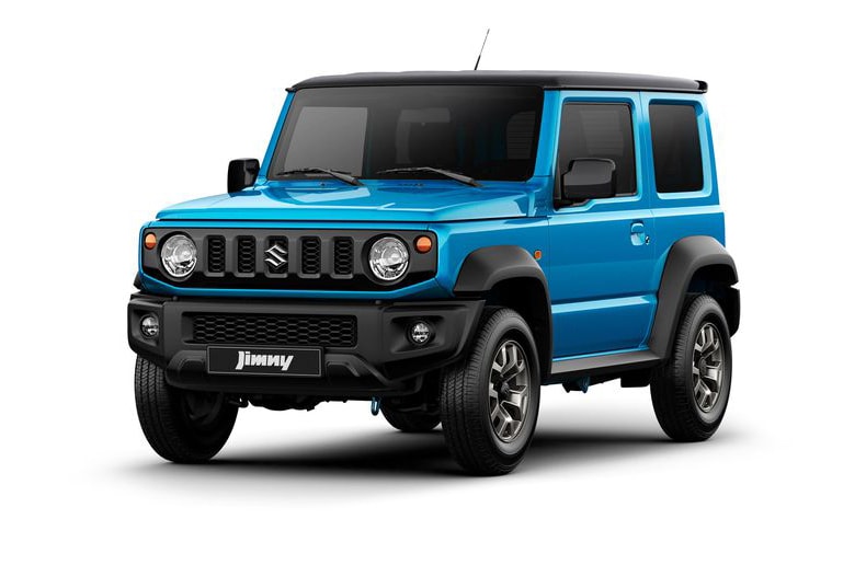 SUZUKI が軽自動車オフローダー Jimny より第4世代の新型モデルを発表 強度と耐久性を重視したラダーフレームやエンジン縦置きFRレイアウトなど伝統のメカニズムを継承した「SUZUKI」の意欲作 市場に数々の軽自動車を送り込んできた「SUZUKI（スズキ）」の中でも、軽自動車唯一の4WDオフローダーとして1970年に産声をあげたJimny（ジムニー）は、男心をくすぐる外装デザインで世界中から愛されてきた名車である。そのJimnyから、新型の発売が決定。乗り心地や機能面での進化が求められる現代の自動車社会だが、「SUZUKI」は第4世代でも低級振動や重量増などの不利を顧みず、今なお強度と耐久性を重視したラダーフレームを採用したほか、エンジン縦置きFRレイアウト、副変速機付パートタイム4WD、3リンクリジッドアクスル式サスペンションなど、伝統のメカニズムを継承している。未来を見据えたコンセプトカーへのアンチテーゼとも言えるキューブ型のフォルムとヘッドランプからはオフローダーのプライドが滲み出ており、今回は660ccのJimnyとは別に1500ccの排気量を誇るJimny Sierraも展開。第4世代は2018年7月にもデビューを迎えるとのことなので、気になる方はこちらからカタログ請求を検討してみてはいかがだろうか。  クルマ好きの読者は、Vin Diesel（ヴィン・ディーゼル）の愛車としてもお馴染みのGMC Yukonから登場した、上位モデルに匹敵する“Graphite Edition”もあわせてチェックしてみてはいかが？