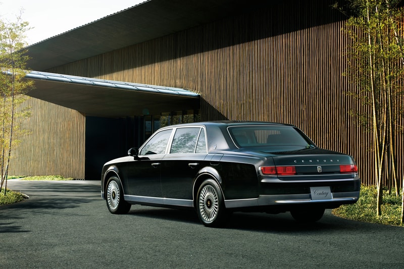 TOYOTA が日本の心を象ったショーファーカーの最高傑作 Century の新型を発表 各界の要人たちを運んできた日本最高峰の名車が熟練の匠たちの手により21年ぶりにフルモデルチェンジを遂げる 「TOYOTA（トヨタ）」がショーファーカーの最高傑作、Century（センチュリー）の新型車両を発表した。古くより各界の要人たちを運んできたCenturyの21年ぶりのフルモデルチェンジでは、継承と進化の使命を示す工匠の鏨が刻んだ躍動的かつ繊細な鳳凰のエンブレムを宿し、日本独自の美意識を貫き、伝統的な文様を折り込みながら、造形と意匠を丁寧に磨き上げている。  その端正に並んで走る2本を角として研ぎ出した外観は、吸い込まれそうな深みと鏡のような光沢を称えるエターナルブラック、通称“神威”を纏い、漆黒感を高める黒染料入りのカラークリアなど7層もの塗装に、水研ぎや鏡仕上げなどの研きと磨きを加えて究極の平滑と艶を実現。また、“後席は上座であり、すべてに優先する”という考えによって生まれて至福の室内は、シートオプションとして上質な肌触りのウールで織り上げたジャガードモケットのウールファブリック仕様と、傷のない部分を厳然して柔らかく仕立てた本革仕様の2タイプが用意されており、クッションにコイルバネを採用することで、高級ソファの座り心地を実現すると同時に、路面から伝わる振動も遮断する贅を尽くした空間となっている。  日本の心を象った新型Centuryの外装/内装デザインは、上のフォトギャラリーから。また、その他機能性などに関する詳細は、Centuryの特設ページよりご確認を。