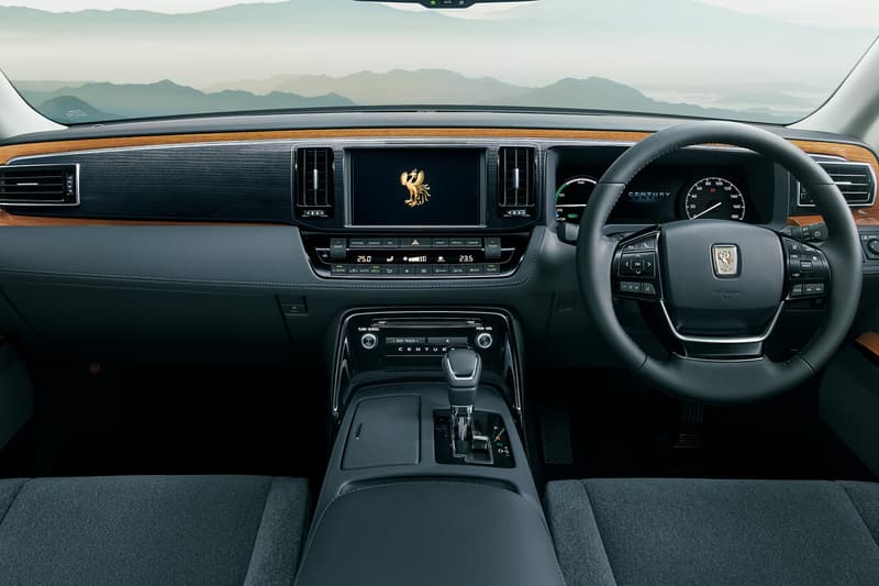 TOYOTA が日本の心を象ったショーファーカーの最高傑作 Century の新型を発表 各界の要人たちを運んできた日本最高峰の名車が熟練の匠たちの手により21年ぶりにフルモデルチェンジを遂げる 「TOYOTA(トヨタ)」がショーファーカーの最高傑作、Century(センチュリー)の新型車両を発表した。古くより各界の要人たちを運んできたCenturyの21年ぶりのフルモデルチェンジでは、継承と進化の使命を示す工匠の鏨が刻んだ躍動的かつ繊細な鳳凰のエンブレムを宿し、日本独自の美意識を貫き、伝統的な文様を折り込みながら、造形と意匠を丁寧に磨き上げている。 その端正に並んで走る2本を角として研ぎ出した外観は、吸い込まれそうな深みと鏡のような光沢を称えるエターナルブラック、通称“神威”を纏い、漆黒感を高める黒染料入りのカラークリアなど7層もの塗装に、水研ぎや鏡仕上げなどの研きと磨きを加えて究極の平滑と艶を実現。また、“後席は上座であり、すべてに優先する”という考えによって生まれて至福の室内は、シートオプションとして上質な肌触りのウールで織り上げたジャガードモケットのウールファブリック仕様と、傷のない部分を厳然して柔らかく仕立てた本革仕様の2タイプが用意されており、クッションにコイルバネを採用することで、高級ソファの座り心地を実現すると同時に、路面から伝わる振動も遮断する贅を尽くした空間となっている。 日本の心を象った新型Centuryの外装/内装デザインは、上のフォトギャラリーから。また、その他機能性などに関する詳細は、Centuryの特設ページよりご確認を。