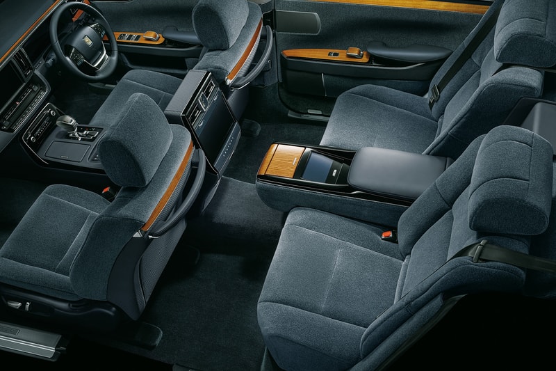 TOYOTA が日本の心を象ったショーファーカーの最高傑作 Century の新型を発表 各界の要人たちを運んできた日本最高峰の名車が熟練の匠たちの手により21年ぶりにフルモデルチェンジを遂げる 「TOYOTA（トヨタ）」がショーファーカーの最高傑作、Century（センチュリー）の新型車両を発表した。古くより各界の要人たちを運んできたCenturyの21年ぶりのフルモデルチェンジでは、継承と進化の使命を示す工匠の鏨が刻んだ躍動的かつ繊細な鳳凰のエンブレムを宿し、日本独自の美意識を貫き、伝統的な文様を折り込みながら、造形と意匠を丁寧に磨き上げている。  その端正に並んで走る2本を角として研ぎ出した外観は、吸い込まれそうな深みと鏡のような光沢を称えるエターナルブラック、通称“神威”を纏い、漆黒感を高める黒染料入りのカラークリアなど7層もの塗装に、水研ぎや鏡仕上げなどの研きと磨きを加えて究極の平滑と艶を実現。また、“後席は上座であり、すべてに優先する”という考えによって生まれて至福の室内は、シートオプションとして上質な肌触りのウールで織り上げたジャガードモケットのウールファブリック仕様と、傷のない部分を厳然して柔らかく仕立てた本革仕様の2タイプが用意されており、クッションにコイルバネを採用することで、高級ソファの座り心地を実現すると同時に、路面から伝わる振動も遮断する贅を尽くした空間となっている。  日本の心を象った新型Centuryの外装/内装デザインは、上のフォトギャラリーから。また、その他機能性などに関する詳細は、Centuryの特設ページよりご確認を。
