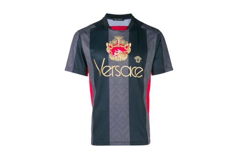 Versace より昔ながらの装飾でラグジュアリーに昇華したサッカーシャツが登場