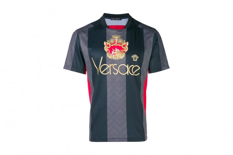 Versace より昔ながらの装飾でラグジュアリーに昇華したサッカーシャツが登場