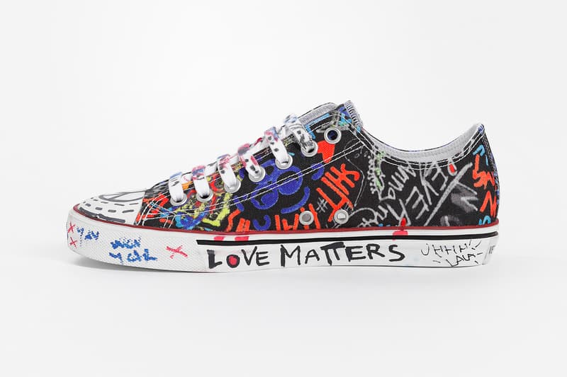 Vetements よりファンキーな落書きを纏った新作フットウェアが登場 〈Converse〉のChuck Taylor ’70らしきホワイトとブラック2型のオマージュスニーカーがラインアップ オマージュ Demna Gvasalia デムナ・ヴァザリア Converse コンバース Chuck Taylor ’70 Vetements ヴェトモン Antonioli 6,282香港ドル 約88,000円 HYPEBEAST ハイプビースト