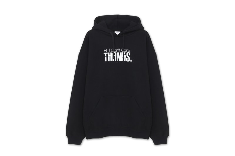 Vetements の “Hi, I Don’t Care. THANKS.” フーディが RESTIR で世界限定発売 2018年秋冬コレクションのスローガンを配したオーバーサイズフーディはデムナファン必見 まだ本格的な夏も到来していないが、大手メゾンブランドは早くも2018年秋冬の立ち上げシーズンに突入した。インポートブランドの取り扱いでストリートから絶大な支持を受ける『RESTIR（リステア）』は、秋冬のプロジェクト第1弾としてDemna Gvasalia（デムナ・ヴァザリア）率いる〈Vetements（ヴェトモン）〉のエクスクルーシブフーディをリリース。コレクション発表時に話題となったスローガン“Hi, I Don’t Care. THANKS.”をブラックのボディに配した本作は、世界で『RESTIR』でしか取り扱いのないファン垂涎の一着である。こちらのオーバーサイズフーディの価格は103,000円（税抜）で、6月22日（金）午後9時より『RESTIR.COM』とアプリ『RESTIR STYLISTS』にて先行発売した後、翌日23日（土）からは店頭にもラインアップするとのことなので、お買い逃しのないように。  この機会に、ブランド哲学やリスクについて語るDemnaのインタビューもチェックしてみては？