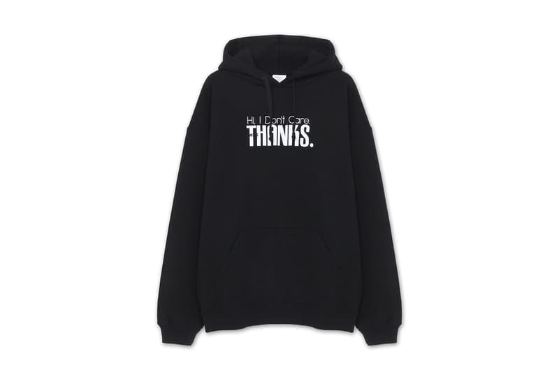 Vetements の “Hi, I Don’t Care. THANKS.” フーディが RESTIR で世界限定発売 2018年秋冬コレクションのスローガンを配したオーバーサイズフーディはデムナファン必見 まだ本格的な夏も到来していないが、大手メゾンブランドは早くも2018年秋冬の立ち上げシーズンに突入した。インポートブランドの取り扱いでストリートから絶大な支持を受ける『RESTIR(リステア)』は、秋冬のプロジェクト第1弾としてDemna Gvasalia(デムナ・ヴァザリア)率いる〈Vetements(ヴェトモン)〉のエクスクルーシブフーディをリリース。コレクション発表時に話題となったスローガン“Hi, I Don’t Care. THANKS.”をブラックのボディに配した本作は、世界で『RESTIR』でしか取り扱いのないファン垂涎の一着である。こちらのオーバーサイズフーディの価格は103,000円(税抜)で、6月22日(金)午後9時より『RESTIR.COM』とアプリ『RESTIR STYLISTS』にて先行発売した後、翌日23日(土)からは店頭にもラインアップするとのことなので、お買い逃しのないように。 この機会に、ブランド哲学やリスクについて語るDemnaのインタビューもチェックしてみては?