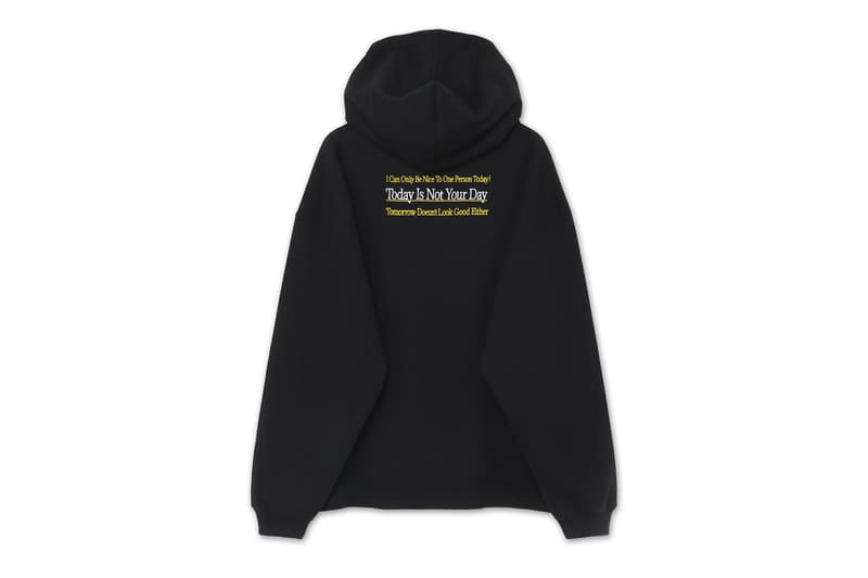 Vetements の “Hi, I Don’t Care. THANKS.” フーディが RESTIR で世界限定発売 2018年秋冬コレクションのスローガンを配したオーバーサイズフーディはデムナファン必見 まだ本格的な夏も到来していないが、大手メゾンブランドは早くも2018年秋冬の立ち上げシーズンに突入した。インポートブランドの取り扱いでストリートから絶大な支持を受ける『RESTIR（リステア）』は、秋冬のプロジェクト第1弾としてDemna Gvasalia（デムナ・ヴァザリア）率いる〈Vetements（ヴェトモン）〉のエクスクルーシブフーディをリリース。コレクション発表時に話題となったスローガン“Hi, I Don’t Care. THANKS.”をブラックのボディに配した本作は、世界で『RESTIR』でしか取り扱いのないファン垂涎の一着である。こちらのオーバーサイズフーディの価格は103,000円（税抜）で、6月22日（金）午後9時より『RESTIR.COM』とアプリ『RESTIR STYLISTS』にて先行発売した後、翌日23日（土）からは店頭にもラインアップするとのことなので、お買い逃しのないように。  この機会に、ブランド哲学やリスクについて語るDemnaのインタビューもチェックしてみては？