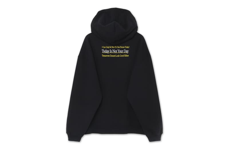 Vetements の “Hi, I Don’t Care. THANKS.” フーディが RESTIR で世界限定発売 2018年秋冬コレクションのスローガンを配したオーバーサイズフーディはデムナファン必見 まだ本格的な夏も到来していないが、大手メゾンブランドは早くも2018年秋冬の立ち上げシーズンに突入した。インポートブランドの取り扱いでストリートから絶大な支持を受ける『RESTIR(リステア)』は、秋冬のプロジェクト第1弾としてDemna Gvasalia(デムナ・ヴァザリア)率いる〈Vetements(ヴェトモン)〉のエクスクルーシブフーディをリリース。コレクション発表時に話題となったスローガン“Hi, I Don’t Care. THANKS.”をブラックのボディに配した本作は、世界で『RESTIR』でしか取り扱いのないファン垂涎の一着である。こちらのオーバーサイズフーディの価格は103,000円(税抜)で、6月22日(金)午後9時より『RESTIR.COM』とアプリ『RESTIR STYLISTS』にて先行発売した後、翌日23日(土)からは店頭にもラインアップするとのことなので、お買い逃しのないように。 この機会に、ブランド哲学やリスクについて語るDemnaのインタビューもチェックしてみては?