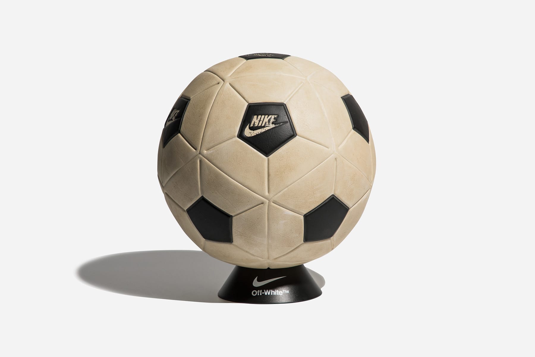 オフホワイトxナイキによるコラボサッカーボール 