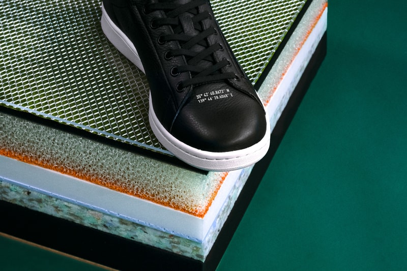 adidas Consortium x mita sneakers が普遍性と進化を表現するコラボスニーカー2型をリリース Stan SmithとNMD TS1 PKに時代を的確に捉える国井栄之のデザインが落とし込まれる 日本を代表するスニーカーアカウント『mita sneakers（ミタスニーカーズ）』と〈adidas（アディダス）〉の最上級プロダクトを展開する〈adidas Consortium〉が再び手を組み、スリーストライプスのブランドの新旧2モデルを採用したコラボパッケージをリリースする。  普遍性を表現するStan Smithは、あえてシンプルなシルエットを際立たせるモノトーンカラーを採用し、シュータンの“CONSORTIUM ADIAS ORIGINALS MITA SNEAKERS Herzo / Tokyo STAN SMITH”や、トゥを飾る〈adidas〉本社と『mita sneakers』のロケーションコードなど、気の利いたプリントが特徴。一方、進化を表現するニューモデル NMD TS1 PKは、プライムニットアッパーの上に『mita』のアイコンであるCHAIN LINK FENCE（金網）をラバープリントで施すことで、全体のホールド性と伸縮性を適度にコントロールする機能デザインに昇華。また、マグネット付きドローコードを搭載したシュータンとヒールタブにも両者のロケーションコードが刻まれているほか、サイドパネルおよびソールユニットでは、ヘルツォーゲンアウラハと東京のアイコンカラーであるブルーとグリーンをクロス オーバーさせることで強い絆の象徴であるConsortiumアイコンを表現している。  スニーカーシーンの限界を押し上げる〈adidas Consortium〉と国井栄之のビジョンが融合したStan SmithとNMD TS1 PKは、前者が18,000円、後者が24,000円（どちらも税抜）で、7月7日（土）より発売開始。  ちなみに、〈adidas〉と言えばYEEZY 500 “Utility Black”に関する有力情報も浮上しているが、果たして……。