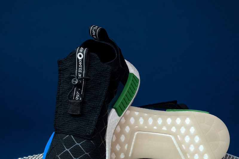 adidas Consortium x mita sneakers が普遍性と進化を表現するコラボスニーカー2型をリリース Stan SmithとNMD TS1 PKに時代を的確に捉える国井栄之のデザインが落とし込まれる 日本を代表するスニーカーアカウント『mita sneakers（ミタスニーカーズ）』と〈adidas（アディダス）〉の最上級プロダクトを展開する〈adidas Consortium〉が再び手を組み、スリーストライプスのブランドの新旧2モデルを採用したコラボパッケージをリリースする。  普遍性を表現するStan Smithは、あえてシンプルなシルエットを際立たせるモノトーンカラーを採用し、シュータンの“CONSORTIUM ADIAS ORIGINALS MITA SNEAKERS Herzo / Tokyo STAN SMITH”や、トゥを飾る〈adidas〉本社と『mita sneakers』のロケーションコードなど、気の利いたプリントが特徴。一方、進化を表現するニューモデル NMD TS1 PKは、プライムニットアッパーの上に『mita』のアイコンであるCHAIN LINK FENCE（金網）をラバープリントで施すことで、全体のホールド性と伸縮性を適度にコントロールする機能デザインに昇華。また、マグネット付きドローコードを搭載したシュータンとヒールタブにも両者のロケーションコードが刻まれているほか、サイドパネルおよびソールユニットでは、ヘルツォーゲンアウラハと東京のアイコンカラーであるブルーとグリーンをクロス オーバーさせることで強い絆の象徴であるConsortiumアイコンを表現している。  スニーカーシーンの限界を押し上げる〈adidas Consortium〉と国井栄之のビジョンが融合したStan SmithとNMD TS1 PKは、前者が18,000円、後者が24,000円（どちらも税抜）で、7月7日（土）より発売開始。  ちなみに、〈adidas〉と言えばYEEZY 500 “Utility Black”に関する有力情報も浮上しているが、果たして……。