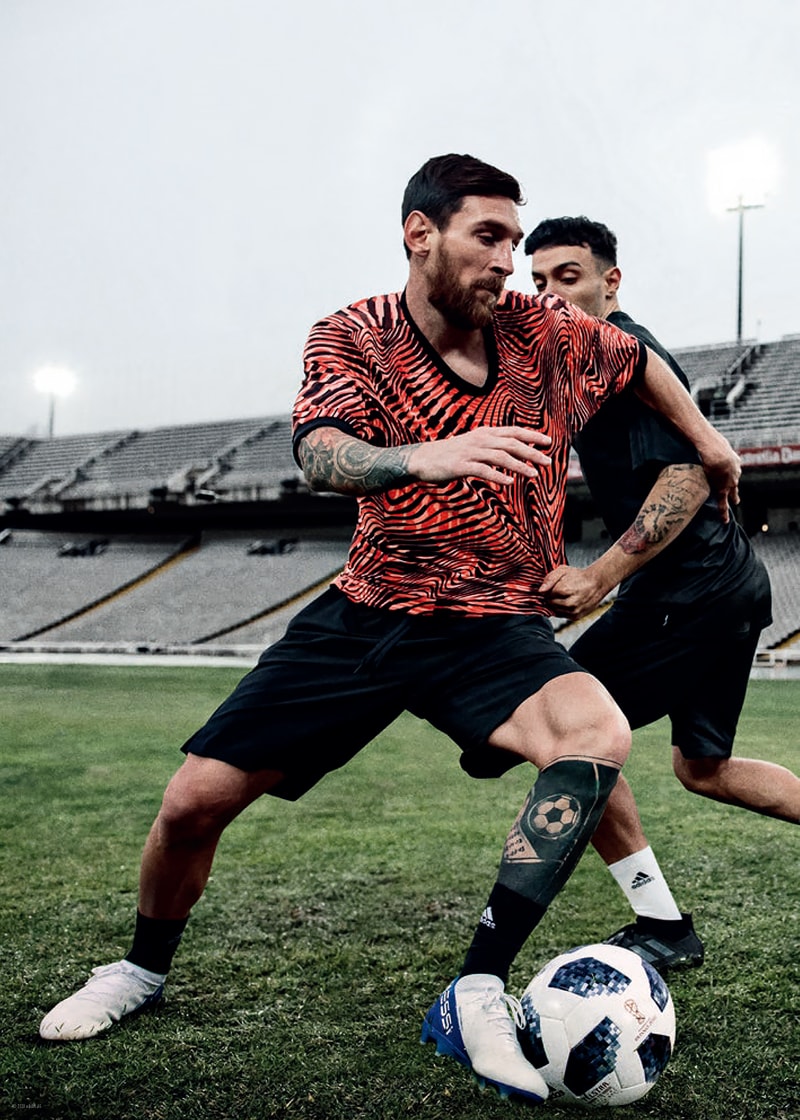 adidas よりチームの個性を引き出す最新モデル “TEAM MODE PACK” がゲリラリリース 〈adidas〉が勝利を導くためにピッチを躍動するフットボーラーたちに贈るフランチャイズモデル4型から待望の新色が登場 〈Gosha Rubchinskiy（ゴーシャ ラブチンスキー）〉や『KITH（キス）』などとのチームアップも記憶に新しい、フットボールカルチャーをストリートに飛び火させてきた〈adidas（アディダス）〉から、チームの個性を引き出し勝利に導く最新パッケージ“TEAM MODE”が登場する。  ソーラーイエローにコアブラックのアクセントが映えるX 18は、軽量性と薄さを追求した極薄ウーブン素材のスケルタルウィーブアッパーと、鷹の爪を模ったローカット仕様の履き口、通称“クローカラー”が爆発的なスピードをサポート。また、試合を決めるプレーヤーたちにプッシュしたいNEMEZIZ 18は、足全体を包みこむ高伸縮繊維のアジリティーバンデージを特徴とするレースレスシステムが足とシューズの一体感を高め、俊敏な動きと優れたボールコントロール性の双方を提供してくれる。一方、PREDATOR 18は伝統のコアブラック/ランニングホワイト/レッドの配色が待望の復活。コントロールスキンアッパーが場面に応じたあらゆるボールコントロール精度に貢献してくれるので、Paul Pogba（ポール・ポグバ）やMesut Özil（メスト・エジル）のように瞬時のボールコントロールが要求され、ピッチを支配するタイプの選手にはこのモデルが最適であろう。そして最後に、〈adidas〉伝統の一足であるCOPA 18は、シンセティックが主流な現代で今なプレミアムカンガルーレザーアッパーを採用しているため、サッカー玄人たちに履いて欲しい一足に仕上がっている。  そして、〈adidas〉は“TEAM MODE PACK”のリリースに伴い、自分のプレースタイルに最適なモデルを瞬時に発見できる『PLAY MODE CHECKER』を展開。8月2日（木）より稼働する本ページでは、既出のフランチャイズモデル全4型から、 自分の求めるプレースタイルにぴったりな一足を判別してくれるという。  なお、“TEAM MODE PACK”の一部モデルは、すでに『アディダス オンラインショップ』ならびに『サッカーショップKAMO 原宿店』にて先行販売がスタートしているので、気になる方はお早めに。  あわせて、世界を魅了するフットボールに敬意を表す『HYPEBEAST』の仮想フットボールチームをテーマにした特別エディトリアル企画“#HYPEFC”もお見逃しなく。