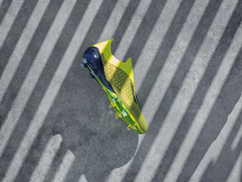 adidas よりチームの個性を引き出す最新モデル “TEAM MODE PACK” がゲリラリリース 〈adidas〉が勝利を導くためにピッチを躍動するフットボーラーたちに贈るフランチャイズモデル4型から待望の新色が登場 〈Gosha Rubchinskiy（ゴーシャ ラブチンスキー）〉や『KITH（キス）』などとのチームアップも記憶に新しい、フットボールカルチャーをストリートに飛び火させてきた〈adidas（アディダス）〉から、チームの個性を引き出し勝利に導く最新パッケージ“TEAM MODE”が登場する。  ソーラーイエローにコアブラックのアクセントが映えるX 18は、軽量性と薄さを追求した極薄ウーブン素材のスケルタルウィーブアッパーと、鷹の爪を模ったローカット仕様の履き口、通称“クローカラー”が爆発的なスピードをサポート。また、試合を決めるプレーヤーたちにプッシュしたいNEMEZIZ 18は、足全体を包みこむ高伸縮繊維のアジリティーバンデージを特徴とするレースレスシステムが足とシューズの一体感を高め、俊敏な動きと優れたボールコントロール性の双方を提供してくれる。一方、PREDATOR 18は伝統のコアブラック/ランニングホワイト/レッドの配色が待望の復活。コントロールスキンアッパーが場面に応じたあらゆるボールコントロール精度に貢献してくれるので、Paul Pogba（ポール・ポグバ）やMesut Özil（メスト・エジル）のように瞬時のボールコントロールが要求され、ピッチを支配するタイプの選手にはこのモデルが最適であろう。そして最後に、〈adidas〉伝統の一足であるCOPA 18は、シンセティックが主流な現代で今なプレミアムカンガルーレザーアッパーを採用しているため、サッカー玄人たちに履いて欲しい一足に仕上がっている。  そして、〈adidas〉は“TEAM MODE PACK”のリリースに伴い、自分のプレースタイルに最適なモデルを瞬時に発見できる『PLAY MODE CHECKER』を展開。8月2日（木）より稼働する本ページでは、既出のフランチャイズモデル全4型から、 自分の求めるプレースタイルにぴったりな一足を判別してくれるという。  なお、“TEAM MODE PACK”の一部モデルは、すでに『アディダス オンラインショップ』ならびに『サッカーショップKAMO 原宿店』にて先行販売がスタートしているので、気になる方はお早めに。  あわせて、世界を魅了するフットボールに敬意を表す『HYPEBEAST』の仮想フットボールチームをテーマにした特別エディトリアル企画“#HYPEFC”もお見逃しなく。