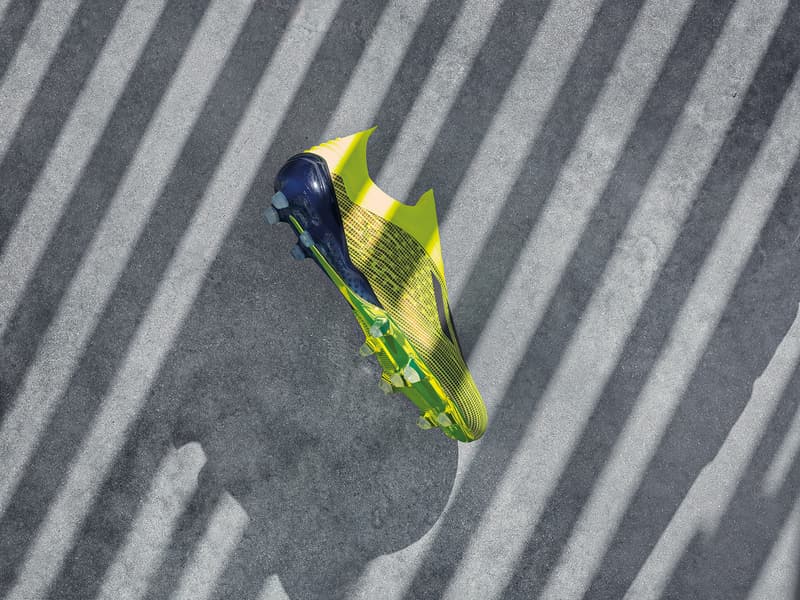 adidas よりチームの個性を引き出す最新モデル “TEAM MODE PACK” がゲリラリリース 〈adidas〉が勝利を導くためにピッチを躍動するフットボーラーたちに贈るフランチャイズモデル4型から待望の新色が登場 〈Gosha Rubchinskiy(ゴーシャ ラブチンスキー)〉や『KITH(キス)』などとのチームアップも記憶に新しい、フットボールカルチャーをストリートに飛び火させてきた〈adidas(アディダス)〉から、チームの個性を引き出し勝利に導く最新パッケージ“TEAM MODE”が登場する。 ソーラーイエローにコアブラックのアクセントが映えるX 18は、軽量性と薄さを追求した極薄ウーブン素材のスケルタルウィーブアッパーと、鷹の爪を模ったローカット仕様の履き口、通称“クローカラー”が爆発的なスピードをサポート。また、試合を決めるプレーヤーたちにプッシュしたいNEMEZIZ 18は、足全体を包みこむ高伸縮繊維のアジリティーバンデージを特徴とするレースレスシステムが足とシューズの一体感を高め、俊敏な動きと優れたボールコントロール性の双方を提供してくれる。一方、PREDATOR 18は伝統のコアブラック/ランニングホワイト/レッドの配色が待望の復活。コントロールスキンアッパーが場面に応じたあらゆるボールコントロール精度に貢献してくれるので、Paul Pogba(ポール・ポグバ)やMesut Özil(メスト・エジル)のように瞬時のボールコントロールが要求され、ピッチを支配するタイプの選手にはこのモデルが最適であろう。そして最後に、〈adidas〉伝統の一足であるCOPA 18は、シンセティックが主流な現代で今なプレミアムカンガルーレザーアッパーを採用しているため、サッカー玄人たちに履いて欲しい一足に仕上がっている。 そして、〈adidas〉は“TEAM MODE PACK”のリリースに伴い、自分のプレースタイルに最適なモデルを瞬時に発見できる『PLAY MODE CHECKER』を展開。8月2日(木)より稼働する本ページでは、既出のフランチャイズモデル全4型から、 自分の求めるプレースタイルにぴったりな一足を判別してくれるという。 なお、“TEAM MODE PACK”の一部モデルは、すでに『アディダス オンラインショップ』ならびに『サッカーショップKAMO 原宿店』にて先行販売がスタートしているので、気になる方はお早めに。 あわせて、世界を魅了するフットボールに敬意を表す『HYPEBEAST』の仮想フットボールチームをテーマにした特別エディトリアル企画“#HYPEFC”もお見逃しなく。