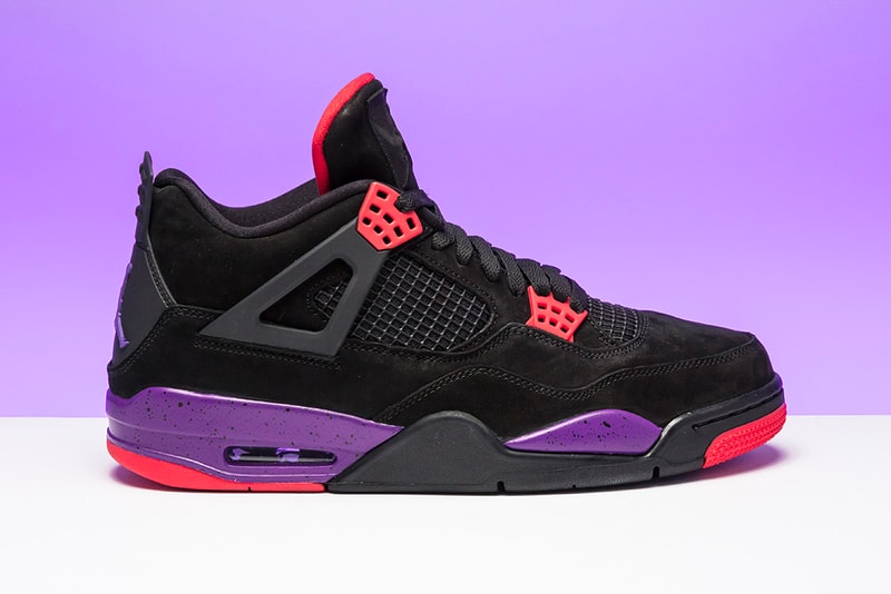 Drake 問題で話題を呼ぶ Air Jordan 4 “Raptors” の公式発売日が明らかに シュータンに刻まれていたDrakeのサインは結局…… Travis Scott（トラヴィス・スコット）のコラボモデルと並んで発売が待望されているAir Jordan 4 “Raptors”の公式発売日が判明した。  昨季のNBAでレギュラーシーズンを首位通過したトロント・ラプターズにオマージュを捧げる本作は当初、同球団の大使を務めるDrake（ドレイク）とのトリプルネームとしてリリースされるはずだった。しかし、ここ数ヶ月間、Drizzyには〈Jordan Brand（ジョーダン ブランド）〉との確執、そして直接的なライバルである〈adidas（アディダス）〉への禁断の移籍の噂がつきまとっていることをご存知だろうか。当初、Drakeのサイン入りモデルとしてリリースが計画されていたこのAJ4 “Raptors”も、シュータンからそのシグネチャーが取り除かれたことで、ヘッズ諸君はその真相が気がかりだったことだろう。実際、発売がアナウンスされた本作は、コラボモデルではなく、純粋な〈Jordan Brand〉のオリジナルとしてリリースされることになる。  Air Jordan 4 “Raptors”は8月18日（土）より、厳選された一部のリテーラーにて発売されるとのことなので、カレンダーのマークをお忘れなく。  ちなみに、先日リークされたDrakeデザインの未発売モデル、AJ4 “Splatter”のビジュアルはもうチェック済み？