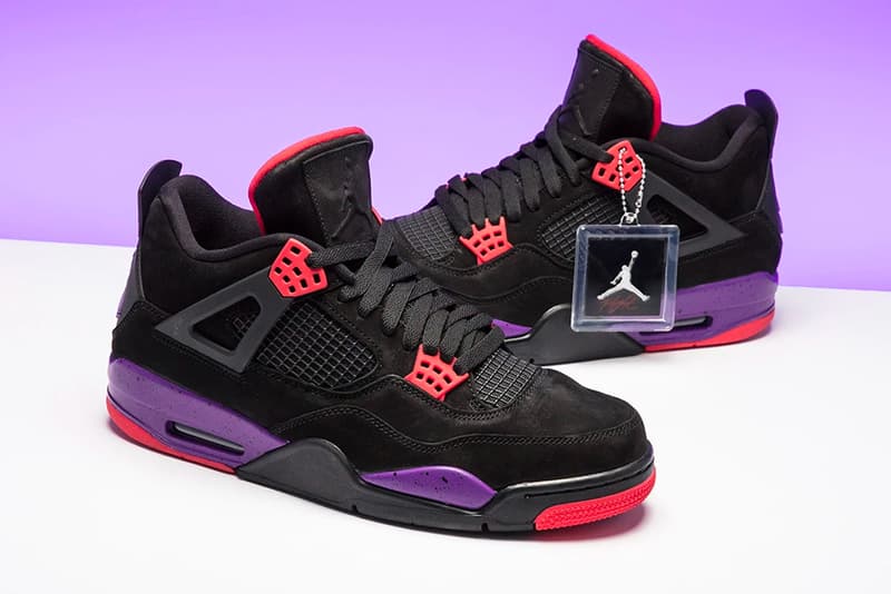 Drake 問題で話題を呼ぶ Air Jordan 4 “Raptors” の公式発売日が明らかに シュータンに刻まれていたDrakeのサインは結局…… Travis Scott（トラヴィス・スコット）のコラボモデルと並んで発売が待望されているAir Jordan 4 “Raptors”の公式発売日が判明した。  昨季のNBAでレギュラーシーズンを首位通過したトロント・ラプターズにオマージュを捧げる本作は当初、同球団の大使を務めるDrake（ドレイク）とのトリプルネームとしてリリースされるはずだった。しかし、ここ数ヶ月間、Drizzyには〈Jordan Brand（ジョーダン ブランド）〉との確執、そして直接的なライバルである〈adidas（アディダス）〉への禁断の移籍の噂がつきまとっていることをご存知だろうか。当初、Drakeのサイン入りモデルとしてリリースが計画されていたこのAJ4 “Raptors”も、シュータンからそのシグネチャーが取り除かれたことで、ヘッズ諸君はその真相が気がかりだったことだろう。実際、発売がアナウンスされた本作は、コラボモデルではなく、純粋な〈Jordan Brand〉のオリジナルとしてリリースされることになる。  Air Jordan 4 “Raptors”は8月18日（土）より、厳選された一部のリテーラーにて発売されるとのことなので、カレンダーのマークをお忘れなく。  ちなみに、先日リークされたDrakeデザインの未発売モデル、AJ4 “Splatter”のビジュアルはもうチェック済み？