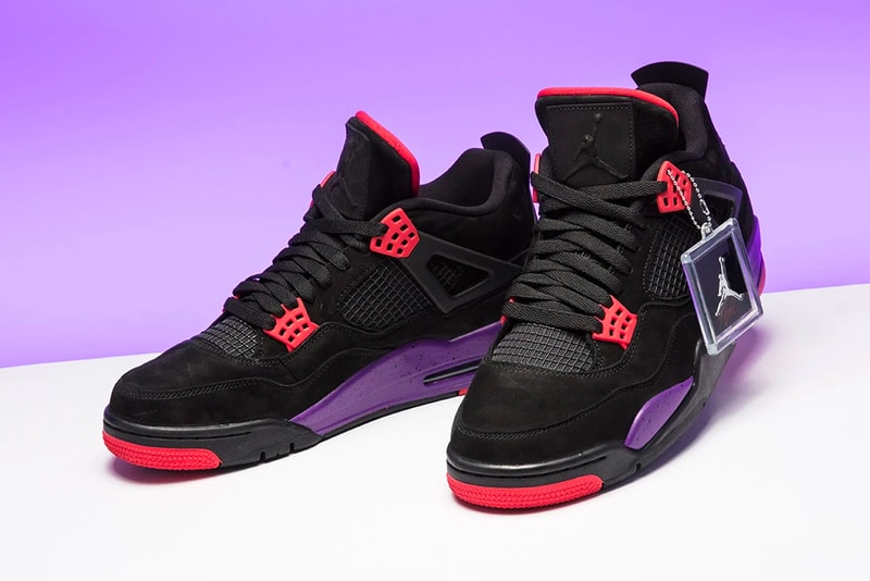 Drake 問題で話題を呼ぶ Air Jordan 4 “Raptors” の公式発売日が明らかに シュータンに刻まれていたDrakeのサインは結局…… Travis Scott（トラヴィス・スコット）のコラボモデルと並んで発売が待望されているAir Jordan 4 “Raptors”の公式発売日が判明した。  昨季のNBAでレギュラーシーズンを首位通過したトロント・ラプターズにオマージュを捧げる本作は当初、同球団の大使を務めるDrake（ドレイク）とのトリプルネームとしてリリースされるはずだった。しかし、ここ数ヶ月間、Drizzyには〈Jordan Brand（ジョーダン ブランド）〉との確執、そして直接的なライバルである〈adidas（アディダス）〉への禁断の移籍の噂がつきまとっていることをご存知だろうか。当初、Drakeのサイン入りモデルとしてリリースが計画されていたこのAJ4 “Raptors”も、シュータンからそのシグネチャーが取り除かれたことで、ヘッズ諸君はその真相が気がかりだったことだろう。実際、発売がアナウンスされた本作は、コラボモデルではなく、純粋な〈Jordan Brand〉のオリジナルとしてリリースされることになる。  Air Jordan 4 “Raptors”は8月18日（土）より、厳選された一部のリテーラーにて発売されるとのことなので、カレンダーのマークをお忘れなく。  ちなみに、先日リークされたDrakeデザインの未発売モデル、AJ4 “Splatter”のビジュアルはもうチェック済み？
