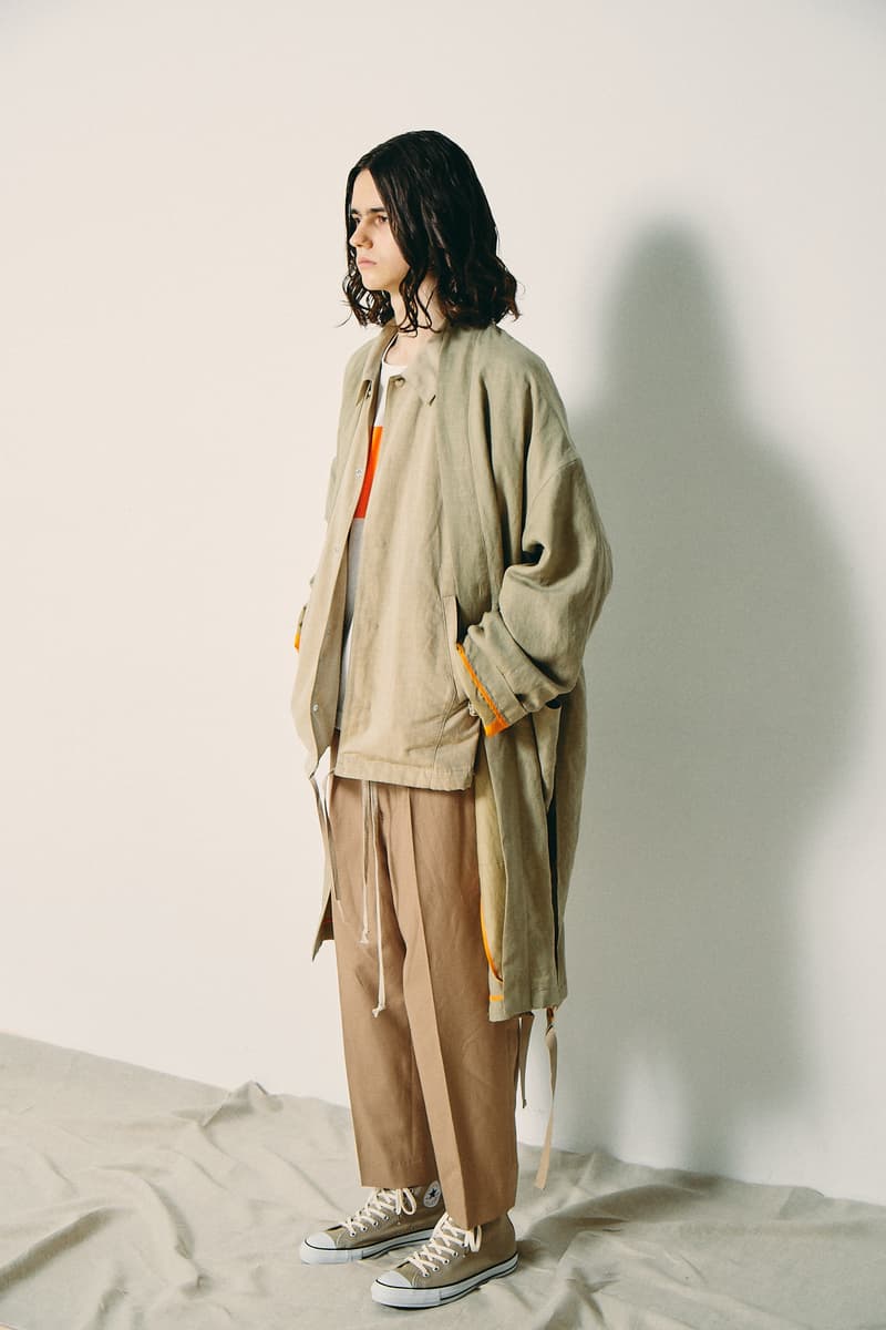 Y-3 や visvim の元パタンナーが自身のオリジナルブランド ANEI を設立 〈Y-3〉の機能性に〈Yohji Yamamoto〉、〈visvim〉らしいこだわりを融合した将来が期待されるドメスティックブランド 〈Yohji Yamamoto(ヨウジ ヤマモト)〉や〈Y-3(ワイスリー)〉のパタンナーとして腕を磨き、〈visvim(ビズビム)〉でもプロジェクトをリードしてきた羽石裕は、日本トップクラスのブランドでプロダクトの創造に対する審美眼を養ってきた。そんな彼が2019年春夏シーズンより、自身のレーベル〈ANEI(アーネイ)〉を立ち上げた。 ユニセックスなデザインに仕上げたプロダクト群には、〈Y-3〉の機能性と〈Yohji Yamamoto〉、〈visvim〉を象徴する細部へのこだわりが程よくブレンドされる。使用されるオーガニック生地は着れば着るほど経年変化を楽しむことができ、不揃いな糸で紡がれたリネンやコットンのレイヤーが、配色や四角いシルエットを魅了的に引き立てる。また、オーバーサイズにフーディとの相性が良いゆったりとしたドローストリングパンツ、着物からインスパイアされたシャツ、フラップポケットのジャケットなど、全体を通してペールブルーやリッチマスタードなどの落ち着いた色合いからデビューコレクションとは思えない余裕を感じる。 おそらく〈Y-3〉時代の経験からヒントを得たであろうスポーツウェアの影響を受けたプロダクトは、ブランドのアイコンとなるグラフィックTシャツや、コーチジャケットのフォーム、トラックデザインなど、スタイリングに取り入れやすいコンテンポラリーなアイテムが多数。 12月半ばにローンチとなる〈ANEI〉の2019年春夏コレクションは、最終的に海外での販売も視野にいれているとのこと。世界的なブランドになる可能性を秘めているだけに、最新情報は常にフォローしていきたいところである。 また、世界的にも類を見ない青竹染めの全貌に迫る染織家の秦泉寺由子にクローズアップした〈visvim〉のエディトリアルもお見逃しのないように。
