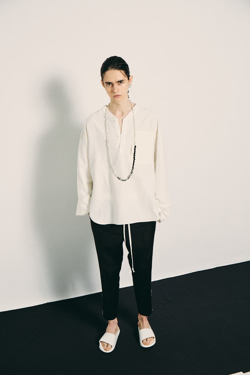 Y-3 や visvim の元パタンナーが自身のオリジナルブランド ANEI を設立 〈Y-3〉の機能性に〈Yohji Yamamoto〉、〈visvim〉らしいこだわりを融合した将来が期待されるドメスティックブランド 〈Yohji Yamamoto(ヨウジ ヤマモト)〉や〈Y-3(ワイスリー)〉のパタンナーとして腕を磨き、〈visvim(ビズビム)〉でもプロジェクトをリードしてきた羽石裕は、日本トップクラスのブランドでプロダクトの創造に対する審美眼を養ってきた。そんな彼が2019年春夏シーズンより、自身のレーベル〈ANEI(アーネイ)〉を立ち上げた。 ユニセックスなデザインに仕上げたプロダクト群には、〈Y-3〉の機能性と〈Yohji Yamamoto〉、〈visvim〉を象徴する細部へのこだわりが程よくブレンドされる。使用されるオーガニック生地は着れば着るほど経年変化を楽しむことができ、不揃いな糸で紡がれたリネンやコットンのレイヤーが、配色や四角いシルエットを魅了的に引き立てる。また、オーバーサイズにフーディとの相性が良いゆったりとしたドローストリングパンツ、着物からインスパイアされたシャツ、フラップポケットのジャケットなど、全体を通してペールブルーやリッチマスタードなどの落ち着いた色合いからデビューコレクションとは思えない余裕を感じる。 おそらく〈Y-3〉時代の経験からヒントを得たであろうスポーツウェアの影響を受けたプロダクトは、ブランドのアイコンとなるグラフィックTシャツや、コーチジャケットのフォーム、トラックデザインなど、スタイリングに取り入れやすいコンテンポラリーなアイテムが多数。 12月半ばにローンチとなる〈ANEI〉の2019年春夏コレクションは、最終的に海外での販売も視野にいれているとのこと。世界的なブランドになる可能性を秘めているだけに、最新情報は常にフォローしていきたいところである。 また、世界的にも類を見ない青竹染めの全貌に迫る染織家の秦泉寺由子にクローズアップした〈visvim〉のエディトリアルもお見逃しのないように。