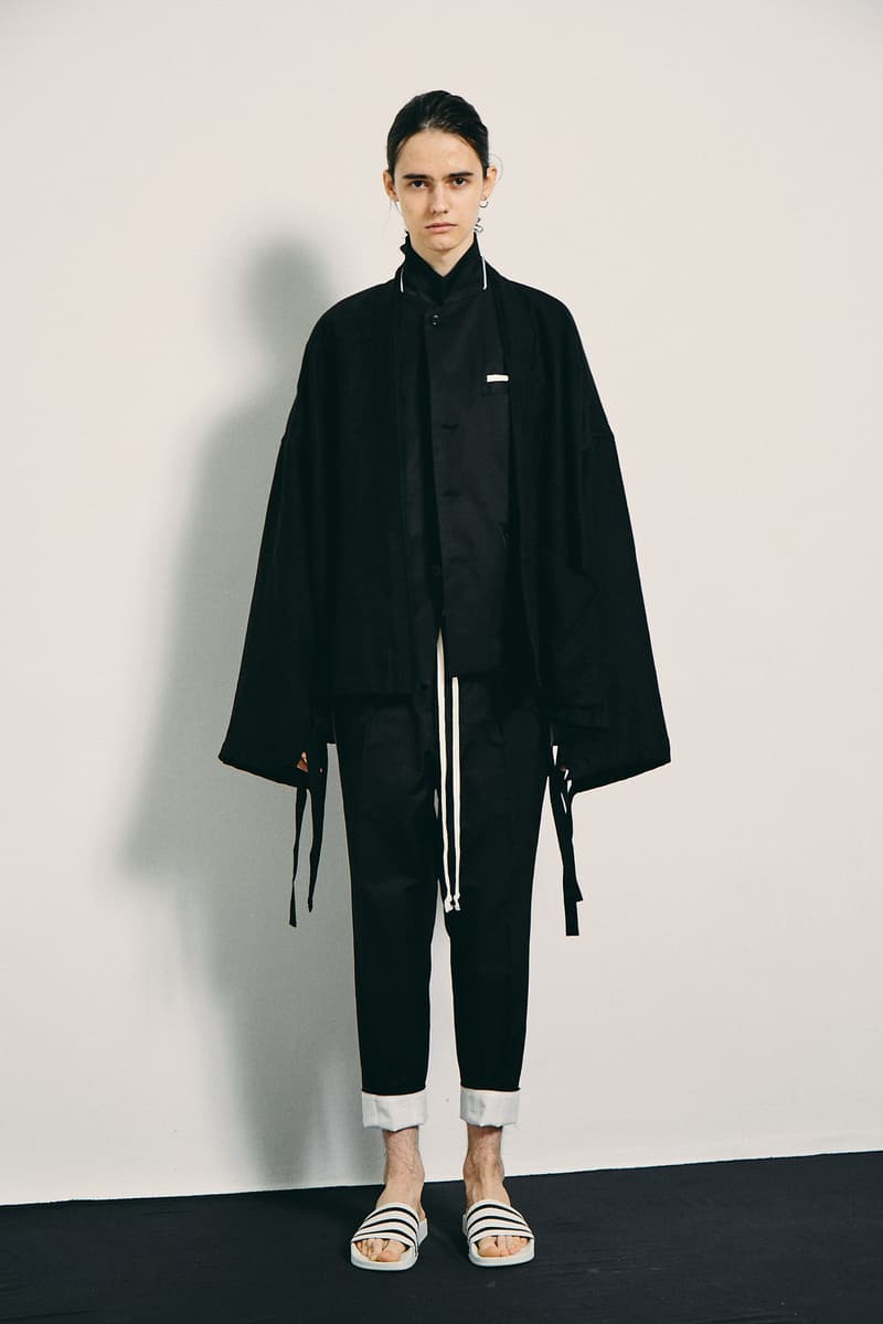 Y-3 や visvim の元パタンナーが自身のオリジナルブランド ANEI を設立 〈Y-3〉の機能性に〈Yohji Yamamoto〉、〈visvim〉らしいこだわりを融合した将来が期待されるドメスティックブランド 〈Yohji Yamamoto(ヨウジ ヤマモト)〉や〈Y-3(ワイスリー)〉のパタンナーとして腕を磨き、〈visvim(ビズビム)〉でもプロジェクトをリードしてきた羽石裕は、日本トップクラスのブランドでプロダクトの創造に対する審美眼を養ってきた。そんな彼が2019年春夏シーズンより、自身のレーベル〈ANEI(アーネイ)〉を立ち上げた。 ユニセックスなデザインに仕上げたプロダクト群には、〈Y-3〉の機能性と〈Yohji Yamamoto〉、〈visvim〉を象徴する細部へのこだわりが程よくブレンドされる。使用されるオーガニック生地は着れば着るほど経年変化を楽しむことができ、不揃いな糸で紡がれたリネンやコットンのレイヤーが、配色や四角いシルエットを魅了的に引き立てる。また、オーバーサイズにフーディとの相性が良いゆったりとしたドローストリングパンツ、着物からインスパイアされたシャツ、フラップポケットのジャケットなど、全体を通してペールブルーやリッチマスタードなどの落ち着いた色合いからデビューコレクションとは思えない余裕を感じる。 おそらく〈Y-3〉時代の経験からヒントを得たであろうスポーツウェアの影響を受けたプロダクトは、ブランドのアイコンとなるグラフィックTシャツや、コーチジャケットのフォーム、トラックデザインなど、スタイリングに取り入れやすいコンテンポラリーなアイテムが多数。 12月半ばにローンチとなる〈ANEI〉の2019年春夏コレクションは、最終的に海外での販売も視野にいれているとのこと。世界的なブランドになる可能性を秘めているだけに、最新情報は常にフォローしていきたいところである。 また、世界的にも類を見ない青竹染めの全貌に迫る染織家の秦泉寺由子にクローズアップした〈visvim〉のエディトリアルもお見逃しのないように。