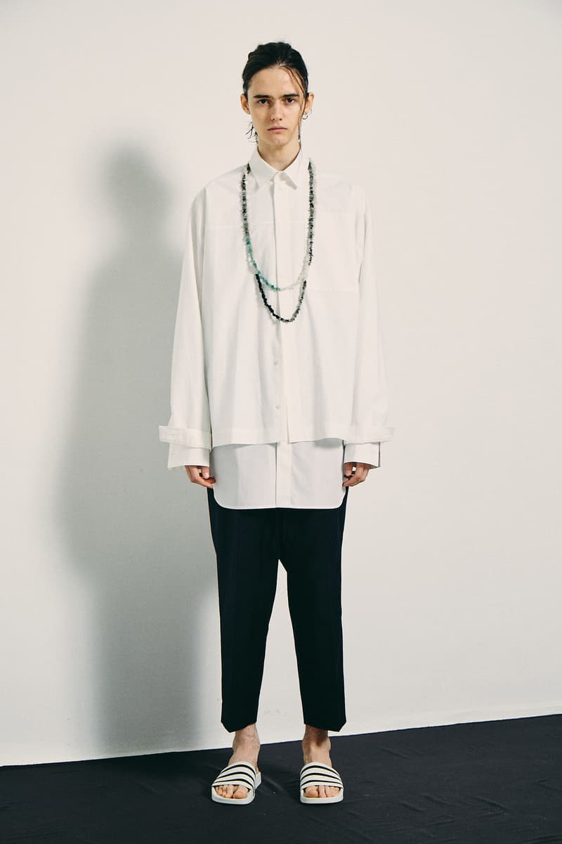 Y-3 や visvim の元パタンナーが自身のオリジナルブランド ANEI を設立 〈Y-3〉の機能性に〈Yohji Yamamoto〉、〈visvim〉らしいこだわりを融合した将来が期待されるドメスティックブランド 〈Yohji Yamamoto(ヨウジ ヤマモト)〉や〈Y-3(ワイスリー)〉のパタンナーとして腕を磨き、〈visvim(ビズビム)〉でもプロジェクトをリードしてきた羽石裕は、日本トップクラスのブランドでプロダクトの創造に対する審美眼を養ってきた。そんな彼が2019年春夏シーズンより、自身のレーベル〈ANEI(アーネイ)〉を立ち上げた。 ユニセックスなデザインに仕上げたプロダクト群には、〈Y-3〉の機能性と〈Yohji Yamamoto〉、〈visvim〉を象徴する細部へのこだわりが程よくブレンドされる。使用されるオーガニック生地は着れば着るほど経年変化を楽しむことができ、不揃いな糸で紡がれたリネンやコットンのレイヤーが、配色や四角いシルエットを魅了的に引き立てる。また、オーバーサイズにフーディとの相性が良いゆったりとしたドローストリングパンツ、着物からインスパイアされたシャツ、フラップポケットのジャケットなど、全体を通してペールブルーやリッチマスタードなどの落ち着いた色合いからデビューコレクションとは思えない余裕を感じる。 おそらく〈Y-3〉時代の経験からヒントを得たであろうスポーツウェアの影響を受けたプロダクトは、ブランドのアイコンとなるグラフィックTシャツや、コーチジャケットのフォーム、トラックデザインなど、スタイリングに取り入れやすいコンテンポラリーなアイテムが多数。 12月半ばにローンチとなる〈ANEI〉の2019年春夏コレクションは、最終的に海外での販売も視野にいれているとのこと。世界的なブランドになる可能性を秘めているだけに、最新情報は常にフォローしていきたいところである。 また、世界的にも類を見ない青竹染めの全貌に迫る染織家の秦泉寺由子にクローズアップした〈visvim〉のエディトリアルもお見逃しのないように。