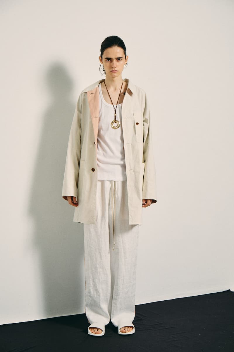 Y-3 や visvim の元パタンナーが自身のオリジナルブランド ANEI を設立 〈Y-3〉の機能性に〈Yohji Yamamoto〉、〈visvim〉らしいこだわりを融合した将来が期待されるドメスティックブランド 〈Yohji Yamamoto(ヨウジ ヤマモト)〉や〈Y-3(ワイスリー)〉のパタンナーとして腕を磨き、〈visvim(ビズビム)〉でもプロジェクトをリードしてきた羽石裕は、日本トップクラスのブランドでプロダクトの創造に対する審美眼を養ってきた。そんな彼が2019年春夏シーズンより、自身のレーベル〈ANEI(アーネイ)〉を立ち上げた。 ユニセックスなデザインに仕上げたプロダクト群には、〈Y-3〉の機能性と〈Yohji Yamamoto〉、〈visvim〉を象徴する細部へのこだわりが程よくブレンドされる。使用されるオーガニック生地は着れば着るほど経年変化を楽しむことができ、不揃いな糸で紡がれたリネンやコットンのレイヤーが、配色や四角いシルエットを魅了的に引き立てる。また、オーバーサイズにフーディとの相性が良いゆったりとしたドローストリングパンツ、着物からインスパイアされたシャツ、フラップポケットのジャケットなど、全体を通してペールブルーやリッチマスタードなどの落ち着いた色合いからデビューコレクションとは思えない余裕を感じる。 おそらく〈Y-3〉時代の経験からヒントを得たであろうスポーツウェアの影響を受けたプロダクトは、ブランドのアイコンとなるグラフィックTシャツや、コーチジャケットのフォーム、トラックデザインなど、スタイリングに取り入れやすいコンテンポラリーなアイテムが多数。 12月半ばにローンチとなる〈ANEI〉の2019年春夏コレクションは、最終的に海外での販売も視野にいれているとのこと。世界的なブランドになる可能性を秘めているだけに、最新情報は常にフォローしていきたいところである。 また、世界的にも類を見ない青竹染めの全貌に迫る染織家の秦泉寺由子にクローズアップした〈visvim〉のエディトリアルもお見逃しのないように。