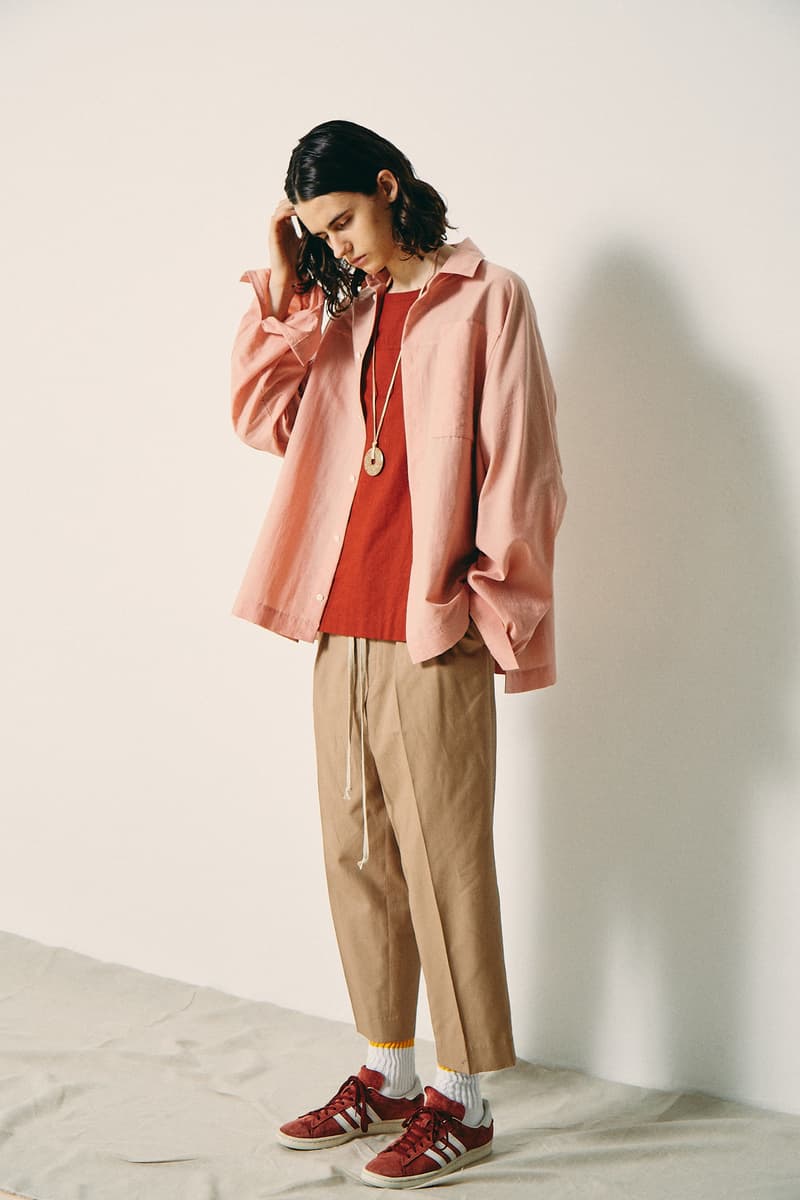 Y-3 や visvim の元パタンナーが自身のオリジナルブランド ANEI を設立 〈Y-3〉の機能性に〈Yohji Yamamoto〉、〈visvim〉らしいこだわりを融合した将来が期待されるドメスティックブランド 〈Yohji Yamamoto(ヨウジ ヤマモト)〉や〈Y-3(ワイスリー)〉のパタンナーとして腕を磨き、〈visvim(ビズビム)〉でもプロジェクトをリードしてきた羽石裕は、日本トップクラスのブランドでプロダクトの創造に対する審美眼を養ってきた。そんな彼が2019年春夏シーズンより、自身のレーベル〈ANEI(アーネイ)〉を立ち上げた。 ユニセックスなデザインに仕上げたプロダクト群には、〈Y-3〉の機能性と〈Yohji Yamamoto〉、〈visvim〉を象徴する細部へのこだわりが程よくブレンドされる。使用されるオーガニック生地は着れば着るほど経年変化を楽しむことができ、不揃いな糸で紡がれたリネンやコットンのレイヤーが、配色や四角いシルエットを魅了的に引き立てる。また、オーバーサイズにフーディとの相性が良いゆったりとしたドローストリングパンツ、着物からインスパイアされたシャツ、フラップポケットのジャケットなど、全体を通してペールブルーやリッチマスタードなどの落ち着いた色合いからデビューコレクションとは思えない余裕を感じる。 おそらく〈Y-3〉時代の経験からヒントを得たであろうスポーツウェアの影響を受けたプロダクトは、ブランドのアイコンとなるグラフィックTシャツや、コーチジャケットのフォーム、トラックデザインなど、スタイリングに取り入れやすいコンテンポラリーなアイテムが多数。 12月半ばにローンチとなる〈ANEI〉の2019年春夏コレクションは、最終的に海外での販売も視野にいれているとのこと。世界的なブランドになる可能性を秘めているだけに、最新情報は常にフォローしていきたいところである。 また、世界的にも類を見ない青竹染めの全貌に迫る染織家の秦泉寺由子にクローズアップした〈visvim〉のエディトリアルもお見逃しのないように。