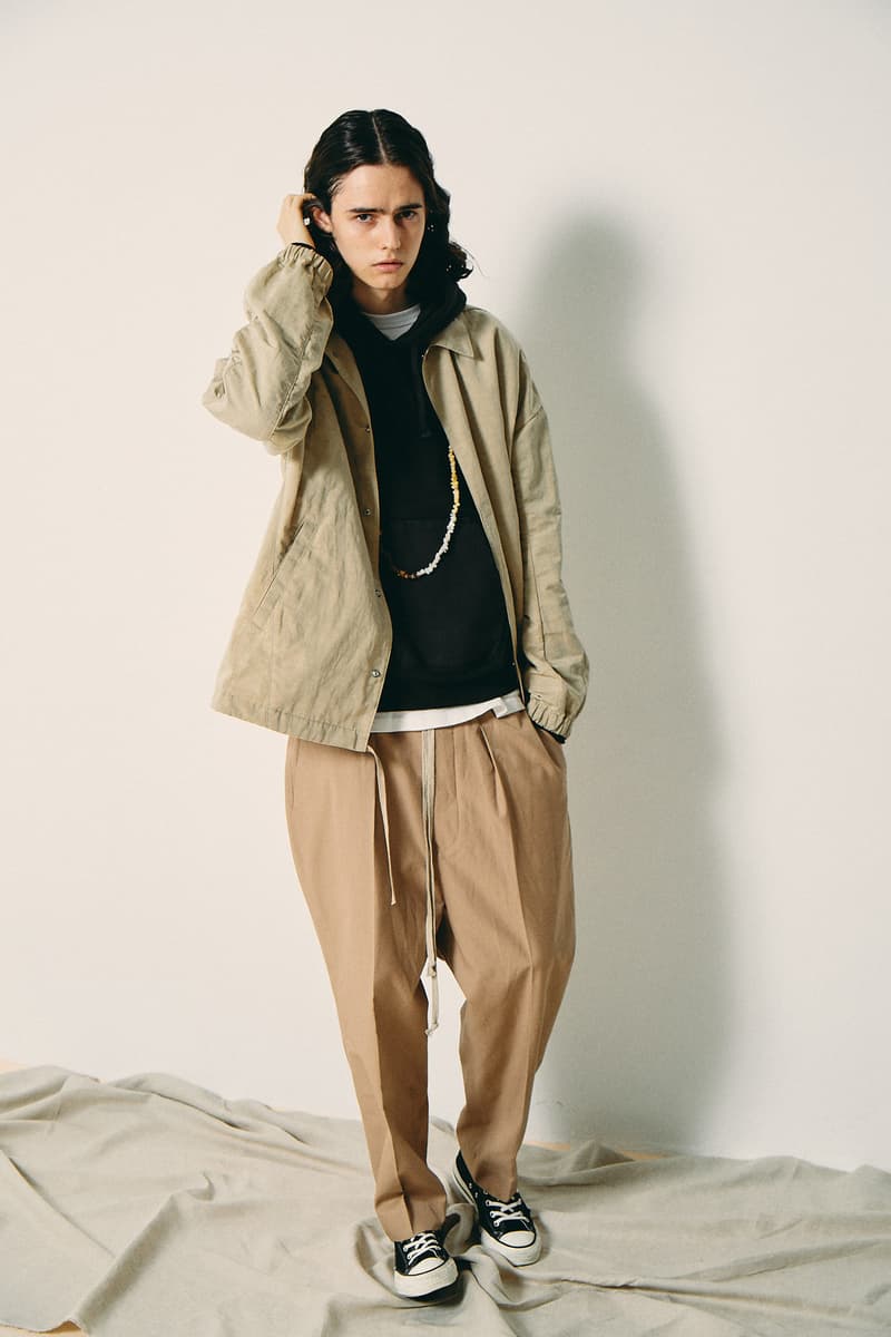 Y-3 や visvim の元パタンナーが自身のオリジナルブランド ANEI を設立 〈Y-3〉の機能性に〈Yohji Yamamoto〉、〈visvim〉らしいこだわりを融合した将来が期待されるドメスティックブランド 〈Yohji Yamamoto(ヨウジ ヤマモト)〉や〈Y-3(ワイスリー)〉のパタンナーとして腕を磨き、〈visvim(ビズビム)〉でもプロジェクトをリードしてきた羽石裕は、日本トップクラスのブランドでプロダクトの創造に対する審美眼を養ってきた。そんな彼が2019年春夏シーズンより、自身のレーベル〈ANEI(アーネイ)〉を立ち上げた。 ユニセックスなデザインに仕上げたプロダクト群には、〈Y-3〉の機能性と〈Yohji Yamamoto〉、〈visvim〉を象徴する細部へのこだわりが程よくブレンドされる。使用されるオーガニック生地は着れば着るほど経年変化を楽しむことができ、不揃いな糸で紡がれたリネンやコットンのレイヤーが、配色や四角いシルエットを魅了的に引き立てる。また、オーバーサイズにフーディとの相性が良いゆったりとしたドローストリングパンツ、着物からインスパイアされたシャツ、フラップポケットのジャケットなど、全体を通してペールブルーやリッチマスタードなどの落ち着いた色合いからデビューコレクションとは思えない余裕を感じる。 おそらく〈Y-3〉時代の経験からヒントを得たであろうスポーツウェアの影響を受けたプロダクトは、ブランドのアイコンとなるグラフィックTシャツや、コーチジャケットのフォーム、トラックデザインなど、スタイリングに取り入れやすいコンテンポラリーなアイテムが多数。 12月半ばにローンチとなる〈ANEI〉の2019年春夏コレクションは、最終的に海外での販売も視野にいれているとのこと。世界的なブランドになる可能性を秘めているだけに、最新情報は常にフォローしていきたいところである。 また、世界的にも類を見ない青竹染めの全貌に迫る染織家の秦泉寺由子にクローズアップした〈visvim〉のエディトリアルもお見逃しのないように。