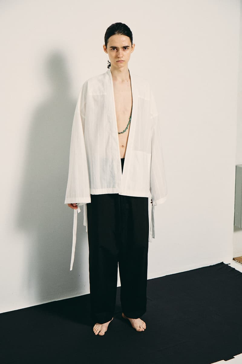 Y-3 や visvim の元パタンナーが自身のオリジナルブランド ANEI を設立 〈Y-3〉の機能性に〈Yohji Yamamoto〉、〈visvim〉らしいこだわりを融合した将来が期待されるドメスティックブランド 〈Yohji Yamamoto(ヨウジ ヤマモト)〉や〈Y-3(ワイスリー)〉のパタンナーとして腕を磨き、〈visvim(ビズビム)〉でもプロジェクトをリードしてきた羽石裕は、日本トップクラスのブランドでプロダクトの創造に対する審美眼を養ってきた。そんな彼が2019年春夏シーズンより、自身のレーベル〈ANEI(アーネイ)〉を立ち上げた。 ユニセックスなデザインに仕上げたプロダクト群には、〈Y-3〉の機能性と〈Yohji Yamamoto〉、〈visvim〉を象徴する細部へのこだわりが程よくブレンドされる。使用されるオーガニック生地は着れば着るほど経年変化を楽しむことができ、不揃いな糸で紡がれたリネンやコットンのレイヤーが、配色や四角いシルエットを魅了的に引き立てる。また、オーバーサイズにフーディとの相性が良いゆったりとしたドローストリングパンツ、着物からインスパイアされたシャツ、フラップポケットのジャケットなど、全体を通してペールブルーやリッチマスタードなどの落ち着いた色合いからデビューコレクションとは思えない余裕を感じる。 おそらく〈Y-3〉時代の経験からヒントを得たであろうスポーツウェアの影響を受けたプロダクトは、ブランドのアイコンとなるグラフィックTシャツや、コーチジャケットのフォーム、トラックデザインなど、スタイリングに取り入れやすいコンテンポラリーなアイテムが多数。 12月半ばにローンチとなる〈ANEI〉の2019年春夏コレクションは、最終的に海外での販売も視野にいれているとのこと。世界的なブランドになる可能性を秘めているだけに、最新情報は常にフォローしていきたいところである。 また、世界的にも類を見ない青竹染めの全貌に迫る染織家の秦泉寺由子にクローズアップした〈visvim〉のエディトリアルもお見逃しのないように。