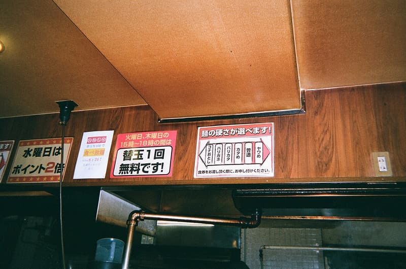 Back to Film:最新ソロアルバム『711』の制作期間に切り取った KIKUMARU のリアルライフ KANDYTOWN(キャンディータウン)のKIKUMARUは、昨年9月にリリースしたEP『Focus』ぶりとなる新作『711』を発表。〈Reebok CLASSIC(リーボック クラシック)〉がサポートしたMVで話題を呼んだ“Sweet Trap”を含む全13曲の中には、KEIJU、Dony Joint、MudといったK-TOWNメンバーに加え、沖縄が産んだリリシスト・唾奇、’00年代最高のMCとも称されるSWANKY SWIPE所属の天才ラッパー・BES、わかる人にはわかるHolly Qらが客演に迎えられている。 『HYPEBEAST』は原稿執筆時から約2ヶ月前、そのクルー随一の実力派ラッパーであるKIKUMARUに使い捨てカメラを渡し、制作期間のリアルな日常を切り取って欲しいと“Back to Film”への協力を依頼。それから数度、現場で会う機会もあったが進捗にはあえて触れず、遂に現像を終えたフォトセットが我々の元に送られてきた。 KIKUMARU自らがシャッターを切った40枚弱の写真には、MIKIやRyohuらとのレコーディング風景や久しぶりのクルー出演となった「GREENROOM FESTIVAL '18」の様子からプライベートの一幕まで、リアルな日常が収められている。