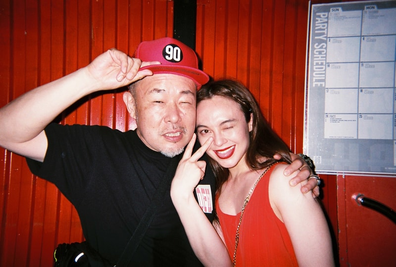 国内外のキーパーソンと落ち合ったRare Pantherの主宰パウロ・ケイルの東京滞在記 東京ストリートにおける足を運ぶべきホットスポットでVERDY、Poggy、クリスティーナ・パイクらと落ち合う ロサンゼルスを拠点に、アートとファッションを融合させたカルチャー色の強いアイテムで根強い人気を誇る〈Rare Panther（レア パンサー）〉。その共同創設者の一人、Paulo Calle（パウロ・ケイル）が東京にストップするということで、我々は彼に使い捨てカメラを託し、その様子を記録してもらった。  Pauloはクリエイティビティは今、〈Rare Panther〉という枠組みを越えて脚光を浴びている。最近のトピックを掻い摘むと、親交の深いVERDY（ヴェルディ）のプロジェクトにおいて、〈UNDERCOVER（アンダーカバー）〉や『UNDEFEATED（アンディフィーテッド）』、『UNION（ユニオン）』のビジュアル制作にディレクターとして携わっていたことも記憶に新しい。  さて、話を戻そう。現像したフォトセットには、『HYPEBEAST』の読者に馴染みのあるキーパーソンたちが大勢収められていた。VERDYはもちろんのこと、『UNITED ARROWS & SONS』の小木“Poggy”基史、THE OTOGIBANASHI'SのBIM（ビム）、〈HUMAN MADE®️（ヒューマン メイド）〉のDan Doyle（ダン・ドイル）、そして『HYPEBEAST Magazine Issue 21』のカバーデザインを手がけたPauloの盟友、Reginald Sylvester II（レジナルド・シルヴェスター Ⅱ）の姿が。また、〈Off-White™️（オフホワイト）〉や〈Y-3（ワイスリー）〉のキャンペーンなどでもお馴染みのChristina Paik（クリスティーナ・パイク）をはじめ、LA在住の気鋭写真家・飯田麻人、女性を撮影させたら右に出る者はいない米原康正など、著名フォトグラファーたちにもWhat's upした様子を確認することができる。  〈Rare Panther〉が『TRUNK（HOTEL）』で主催した“Sounds Rare”や、VERDYと〈UNDERCOVER〉のポップアップ、そして各国のストリートの重鎮が訪れるNIGO®️のスタジオなど、Pauloの生きるコミュニティと彼らの素顔が垣間見える最新の“Back to Film”は、上のフォトギャラリーからどうぞ。
