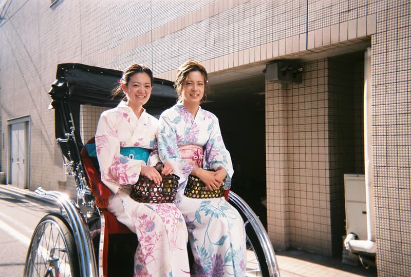 国内外のキーパーソンと落ち合ったRare Pantherの主宰パウロ・ケイルの東京滞在記 東京ストリートにおける足を運ぶべきホットスポットでVERDY、Poggy、クリスティーナ・パイクらと落ち合う ロサンゼルスを拠点に、アートとファッションを融合させたカルチャー色の強いアイテムで根強い人気を誇る〈Rare Panther(レア パンサー)〉。その共同創設者の一人、Paulo Calle(パウロ・ケイル)が東京にストップするということで、我々は彼に使い捨てカメラを託し、その様子を記録してもらった。 Pauloはクリエイティビティは今、〈Rare Panther〉という枠組みを越えて脚光を浴びている。最近のトピックを掻い摘むと、親交の深いVERDY(ヴェルディ)のプロジェクトにおいて、〈UNDERCOVER(アンダーカバー)〉や『UNDEFEATED(アンディフィーテッド)』、『UNION(ユニオン)』のビジュアル制作にディレクターとして携わっていたことも記憶に新しい。 さて、話を戻そう。現像したフォトセットには、『HYPEBEAST』の読者に馴染みのあるキーパーソンたちが大勢収められていた。VERDYはもちろんのこと、『UNITED ARROWS & SONS』の小木“Poggy”基史、THE OTOGIBANASHI'SのBIM(ビム)、〈HUMAN MADE®️(ヒューマン メイド)〉のDan Doyle(ダン・ドイル)、そして『HYPEBEAST Magazine Issue 21』のカバーデザインを手がけたPauloの盟友、Reginald Sylvester II(レジナルド・シルヴェスター Ⅱ)の姿が。また、〈Off-White™️(オフホワイト)〉や〈Y-3(ワイスリー)〉のキャンペーンなどでもお馴染みのChristina Paik(クリスティーナ・パイク)をはじめ、LA在住の気鋭写真家・飯田麻人、女性を撮影させたら右に出る者はいない米原康正など、著名フォトグラファーたちにもWhat's upした様子を確認することができる。 〈Rare Panther〉が『TRUNK(HOTEL)』で主催した“Sounds Rare”や、VERDYと〈UNDERCOVER〉のポップアップ、そして各国のストリートの重鎮が訪れるNIGO®️のスタジオなど、Pauloの生きるコミュニティと彼らの素顔が垣間見える最新の“Back to Film”は、上のフォトギャラリーからどうぞ。