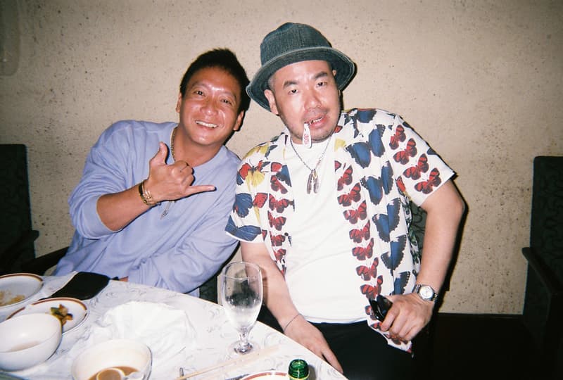 国内外のキーパーソンと落ち合ったRare Pantherの主宰パウロ・ケイルの東京滞在記 東京ストリートにおける足を運ぶべきホットスポットでVERDY、Poggy、クリスティーナ・パイクらと落ち合う ロサンゼルスを拠点に、アートとファッションを融合させたカルチャー色の強いアイテムで根強い人気を誇る〈Rare Panther(レア パンサー)〉。その共同創設者の一人、Paulo Calle(パウロ・ケイル)が東京にストップするということで、我々は彼に使い捨てカメラを託し、その様子を記録してもらった。 Pauloはクリエイティビティは今、〈Rare Panther〉という枠組みを越えて脚光を浴びている。最近のトピックを掻い摘むと、親交の深いVERDY(ヴェルディ)のプロジェクトにおいて、〈UNDERCOVER(アンダーカバー)〉や『UNDEFEATED(アンディフィーテッド)』、『UNION(ユニオン)』のビジュアル制作にディレクターとして携わっていたことも記憶に新しい。 さて、話を戻そう。現像したフォトセットには、『HYPEBEAST』の読者に馴染みのあるキーパーソンたちが大勢収められていた。VERDYはもちろんのこと、『UNITED ARROWS & SONS』の小木“Poggy”基史、THE OTOGIBANASHI'SのBIM(ビム)、〈HUMAN MADE®️(ヒューマン メイド)〉のDan Doyle(ダン・ドイル)、そして『HYPEBEAST Magazine Issue 21』のカバーデザインを手がけたPauloの盟友、Reginald Sylvester II(レジナルド・シルヴェスター Ⅱ)の姿が。また、〈Off-White™️(オフホワイト)〉や〈Y-3(ワイスリー)〉のキャンペーンなどでもお馴染みのChristina Paik(クリスティーナ・パイク)をはじめ、LA在住の気鋭写真家・飯田麻人、女性を撮影させたら右に出る者はいない米原康正など、著名フォトグラファーたちにもWhat's upした様子を確認することができる。 〈Rare Panther〉が『TRUNK(HOTEL)』で主催した“Sounds Rare”や、VERDYと〈UNDERCOVER〉のポップアップ、そして各国のストリートの重鎮が訪れるNIGO®️のスタジオなど、Pauloの生きるコミュニティと彼らの素顔が垣間見える最新の“Back to Film”は、上のフォトギャラリーからどうぞ。