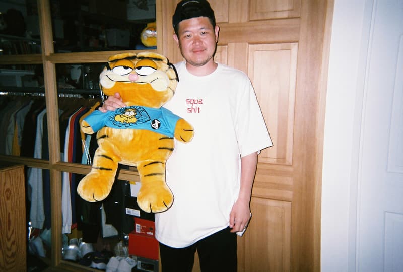 国内外のキーパーソンと落ち合ったRare Pantherの主宰パウロ・ケイルの東京滞在記 東京ストリートにおける足を運ぶべきホットスポットでVERDY、Poggy、クリスティーナ・パイクらと落ち合う ロサンゼルスを拠点に、アートとファッションを融合させたカルチャー色の強いアイテムで根強い人気を誇る〈Rare Panther(レア パンサー)〉。その共同創設者の一人、Paulo Calle(パウロ・ケイル)が東京にストップするということで、我々は彼に使い捨てカメラを託し、その様子を記録してもらった。 Pauloはクリエイティビティは今、〈Rare Panther〉という枠組みを越えて脚光を浴びている。最近のトピックを掻い摘むと、親交の深いVERDY(ヴェルディ)のプロジェクトにおいて、〈UNDERCOVER(アンダーカバー)〉や『UNDEFEATED(アンディフィーテッド)』、『UNION(ユニオン)』のビジュアル制作にディレクターとして携わっていたことも記憶に新しい。 さて、話を戻そう。現像したフォトセットには、『HYPEBEAST』の読者に馴染みのあるキーパーソンたちが大勢収められていた。VERDYはもちろんのこと、『UNITED ARROWS & SONS』の小木“Poggy”基史、THE OTOGIBANASHI'SのBIM(ビム)、〈HUMAN MADE®️(ヒューマン メイド)〉のDan Doyle(ダン・ドイル)、そして『HYPEBEAST Magazine Issue 21』のカバーデザインを手がけたPauloの盟友、Reginald Sylvester II(レジナルド・シルヴェスター Ⅱ)の姿が。また、〈Off-White™️(オフホワイト)〉や〈Y-3(ワイスリー)〉のキャンペーンなどでもお馴染みのChristina Paik(クリスティーナ・パイク)をはじめ、LA在住の気鋭写真家・飯田麻人、女性を撮影させたら右に出る者はいない米原康正など、著名フォトグラファーたちにもWhat's upした様子を確認することができる。 〈Rare Panther〉が『TRUNK(HOTEL)』で主催した“Sounds Rare”や、VERDYと〈UNDERCOVER〉のポップアップ、そして各国のストリートの重鎮が訪れるNIGO®️のスタジオなど、Pauloの生きるコミュニティと彼らの素顔が垣間見える最新の“Back to Film”は、上のフォトギャラリーからどうぞ。
