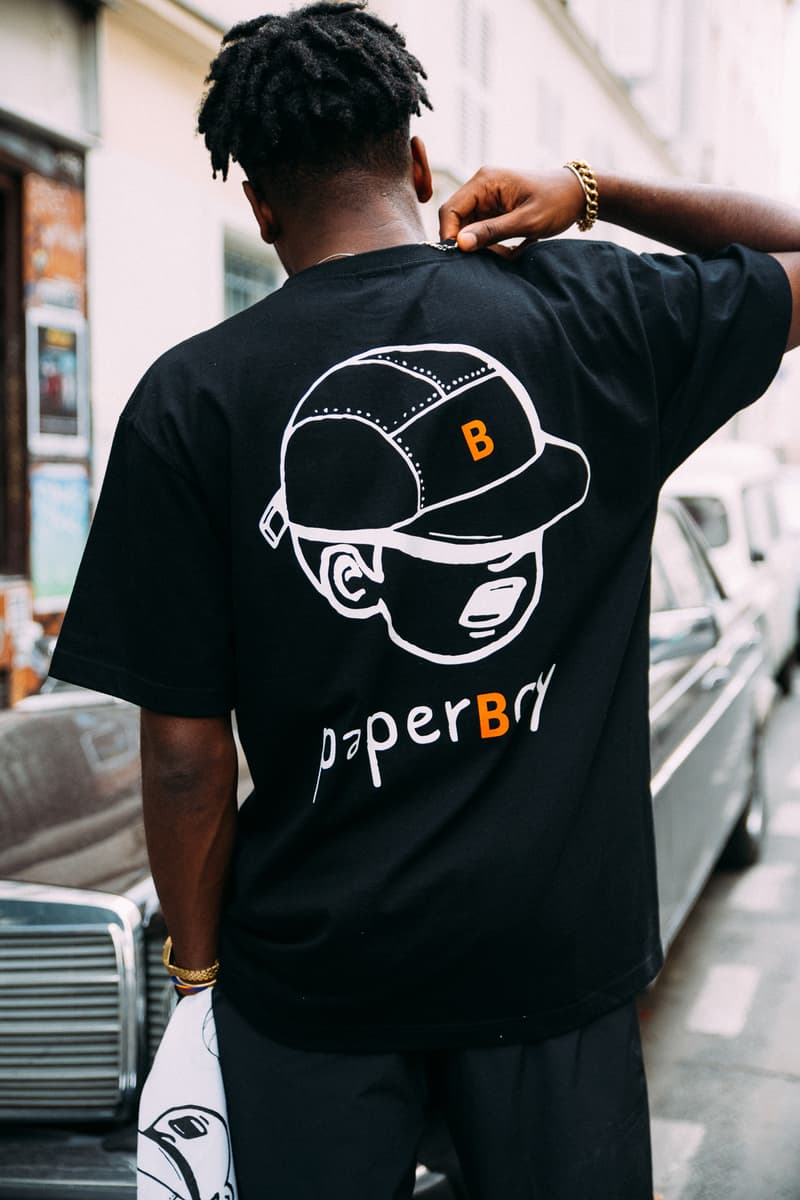 BEAMS がパリの人気カフェ PAPERBOY とのコラボカプセルを逆輸入 〈Nike〉や〈Vans〉も信頼を置く『PAPERBOY』と『BEAMS』のパリ限定アイテムが急遽国内でもリリースされることに 『PAPERBOY(ペーパーボーイ)』、読者の中では知っている人の方が少ないかもしれない。2014年にパリの11区にオープンした『PAPERBOY』はオーガニックの野菜を使用したサンドウィッチを看板メニューに掲げ、〈Vans(ヴァンズ)〉や〈Nike(ナイキ)〉にもケータリングを依頼されるなど、ファッションシーンとも非常に密接な関係にあるパリの最注目カフェのひとつである。 『BEAMS(ビームス)』は先日、この『PAPERBOY』でポップアップを開催。ここでは全9型で構成されるコラボカプセルをリリースし、イベントは大盛況の中、幕を閉じた。だが、逆輸入形式でこのダブルネームの国内販売が決定。『PAPERBOY』のサンドウィッチを彷彿とさせるカラフルな配色や“B”ロゴのキャップをかぶるショップアイコンをプリントしたTシャツやフーディに加え、日本限定仕様のマグカップとキーホルダーも同時展開されるという。 発売日は7月14日(土)で、取り扱いは『ビームス 原宿』と公式オンラインショップのみとのこと。リリースに備えて、上のルックブックから気になるアイテムをピックアップしておこう。 また、『BEAMS T』と祐天寺のカルチャーハブ『Guru’s Cut&Stand(グルズ カット&スタンド)』の各種コラボアイテムもお買い逃しのないように。