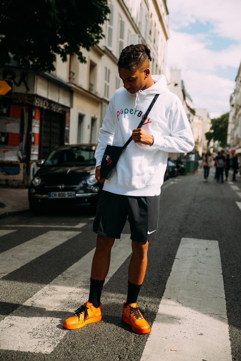 BEAMS がパリの人気カフェ PAPERBOY とのコラボカプセルを逆輸入 〈Nike〉や〈Vans〉も信頼を置く『PAPERBOY』と『BEAMS』のパリ限定アイテムが急遽国内でもリリースされることに 『PAPERBOY(ペーパーボーイ)』、読者の中では知っている人の方が少ないかもしれない。2014年にパリの11区にオープンした『PAPERBOY』はオーガニックの野菜を使用したサンドウィッチを看板メニューに掲げ、〈Vans(ヴァンズ)〉や〈Nike(ナイキ)〉にもケータリングを依頼されるなど、ファッションシーンとも非常に密接な関係にあるパリの最注目カフェのひとつである。 『BEAMS(ビームス)』は先日、この『PAPERBOY』でポップアップを開催。ここでは全9型で構成されるコラボカプセルをリリースし、イベントは大盛況の中、幕を閉じた。だが、逆輸入形式でこのダブルネームの国内販売が決定。『PAPERBOY』のサンドウィッチを彷彿とさせるカラフルな配色や“B”ロゴのキャップをかぶるショップアイコンをプリントしたTシャツやフーディに加え、日本限定仕様のマグカップとキーホルダーも同時展開されるという。 発売日は7月14日(土)で、取り扱いは『ビームス 原宿』と公式オンラインショップのみとのこと。リリースに備えて、上のルックブックから気になるアイテムをピックアップしておこう。 また、『BEAMS T』と祐天寺のカルチャーハブ『Guru’s Cut&Stand(グルズ カット&スタンド)』の各種コラボアイテムもお買い逃しのないように。
