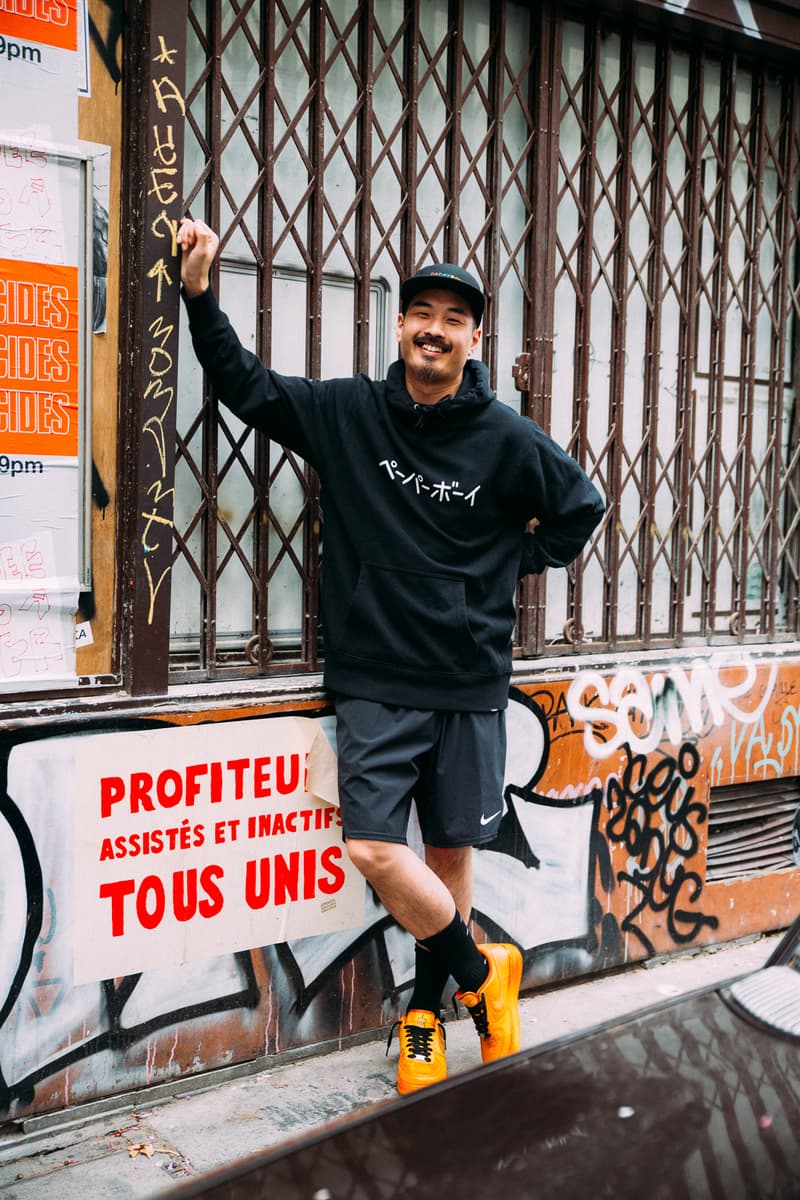 BEAMS がパリの人気カフェ PAPERBOY とのコラボカプセルを逆輸入 〈Nike〉や〈Vans〉も信頼を置く『PAPERBOY』と『BEAMS』のパリ限定アイテムが急遽国内でもリリースされることに 『PAPERBOY(ペーパーボーイ)』、読者の中では知っている人の方が少ないかもしれない。2014年にパリの11区にオープンした『PAPERBOY』はオーガニックの野菜を使用したサンドウィッチを看板メニューに掲げ、〈Vans(ヴァンズ)〉や〈Nike(ナイキ)〉にもケータリングを依頼されるなど、ファッションシーンとも非常に密接な関係にあるパリの最注目カフェのひとつである。 『BEAMS(ビームス)』は先日、この『PAPERBOY』でポップアップを開催。ここでは全9型で構成されるコラボカプセルをリリースし、イベントは大盛況の中、幕を閉じた。だが、逆輸入形式でこのダブルネームの国内販売が決定。『PAPERBOY』のサンドウィッチを彷彿とさせるカラフルな配色や“B”ロゴのキャップをかぶるショップアイコンをプリントしたTシャツやフーディに加え、日本限定仕様のマグカップとキーホルダーも同時展開されるという。 発売日は7月14日(土)で、取り扱いは『ビームス 原宿』と公式オンラインショップのみとのこと。リリースに備えて、上のルックブックから気になるアイテムをピックアップしておこう。 また、『BEAMS T』と祐天寺のカルチャーハブ『Guru’s Cut&Stand(グルズ カット&スタンド)』の各種コラボアイテムもお買い逃しのないように。