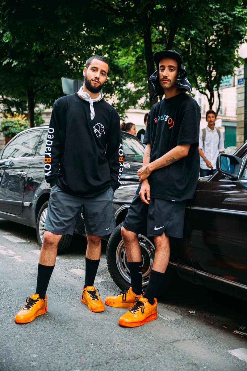 BEAMS がパリの人気カフェ PAPERBOY とのコラボカプセルを逆輸入 〈Nike〉や〈Vans〉も信頼を置く『PAPERBOY』と『BEAMS』のパリ限定アイテムが急遽国内でもリリースされることに 『PAPERBOY(ペーパーボーイ)』、読者の中では知っている人の方が少ないかもしれない。2014年にパリの11区にオープンした『PAPERBOY』はオーガニックの野菜を使用したサンドウィッチを看板メニューに掲げ、〈Vans(ヴァンズ)〉や〈Nike(ナイキ)〉にもケータリングを依頼されるなど、ファッションシーンとも非常に密接な関係にあるパリの最注目カフェのひとつである。 『BEAMS(ビームス)』は先日、この『PAPERBOY』でポップアップを開催。ここでは全9型で構成されるコラボカプセルをリリースし、イベントは大盛況の中、幕を閉じた。だが、逆輸入形式でこのダブルネームの国内販売が決定。『PAPERBOY』のサンドウィッチを彷彿とさせるカラフルな配色や“B”ロゴのキャップをかぶるショップアイコンをプリントしたTシャツやフーディに加え、日本限定仕様のマグカップとキーホルダーも同時展開されるという。 発売日は7月14日(土)で、取り扱いは『ビームス 原宿』と公式オンラインショップのみとのこと。リリースに備えて、上のルックブックから気になるアイテムをピックアップしておこう。 また、『BEAMS T』と祐天寺のカルチャーハブ『Guru’s Cut&Stand(グルズ カット&スタンド)』の各種コラボアイテムもお買い逃しのないように。
