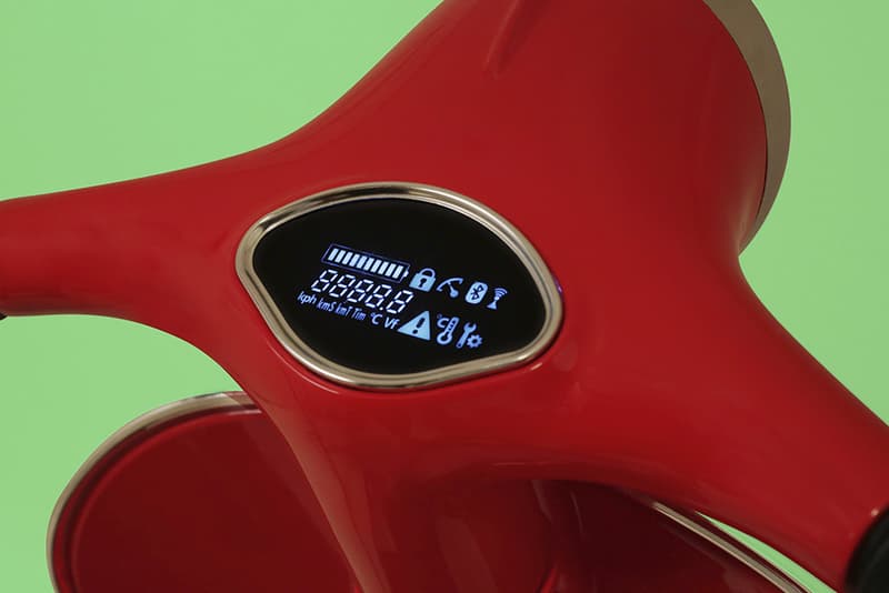 スマホ操作を可能とした Vespa 顔のセグウェイ “Z-Scooter” が登場 過去と未来を繋ぐポピュラーなデザインと機能性を兼ね備えた1台が誕生 バルセロナ Bel & Bel Studio ベルベルスタジオ Vespa ヴェスパ 自立型電動セグウェイ Z-Scooter Corradino D’Ascanio コラディーノ・ダスカニオ 時速20km 3~4時間 充電 25km Bluetooth スマートフォン 5,950ユーロ 約782,000円 HYPEBEAST ハイプビースト