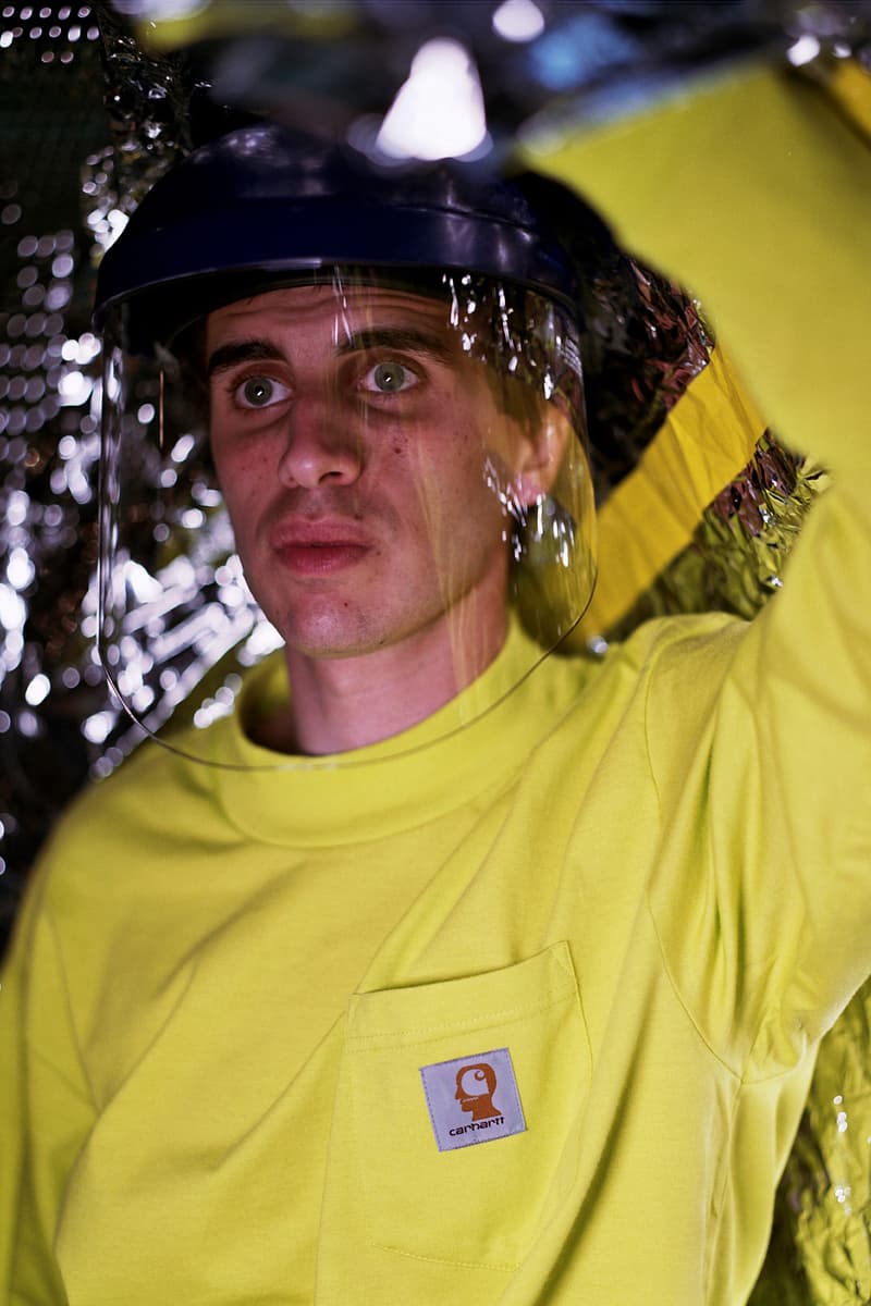 BRAIN DEAD x Carhartt WIP がルックブック公開と同時に発売日をアナウンス 唯一無二のグラフィックワークで王道のワークウェアをストリート仕様に昇華 〈BRAIN DEAD(ブレイン デッド)〉を取り仕切るKyle Ng(カイル・ウン)は昨日、〈Carhartt WIP(カーハート WIP)〉とのコラボレーションを告知。それから間も無く、コレクションの全貌を紐解くルックブックが公開された。 期待通りの仕上がりとなった両者のチームアップでは、オーバーオールやカーペンターパンツなど、〈BRAIN DEAD〉を象徴するカルト的なグラフィックの載せることで〈Carhartt〉の堅牢なワークウェアをストリート仕様に昇華。その他にもTシャツやロングスリーブ、カバーオールをベースにした半透明のコーチジャケット、キャップなどが展開されるが、〈BRAIN DEAD〉と〈Carhartt〉のロゴを融合したパッチがコラボレーションの象徴の証として随所に配置されている。 購買意欲を駆り立てる注目のダブルネームは、7月14日(土)より発売開始。なお、国内の〈Carhartt〉およびオンラインのリリースは7月21日(土)となっているので、お間違えのないように。 〈Carhartt〉と言えば、ポストVirgil Abloh(ヴァージル・アブロー)との呼び声も高い〈Heron Preston(ヘロン プレストン)〉とのコラボレーション情報もあわせてチェックしてみてはいかがだろうか。