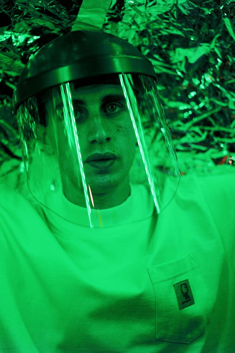 BRAIN DEAD x Carhartt WIP がルックブック公開と同時に発売日をアナウンス 唯一無二のグラフィックワークで王道のワークウェアをストリート仕様に昇華 〈BRAIN DEAD（ブレイン デッド）〉を取り仕切るKyle Ng（カイル・ウン）は昨日、〈Carhartt WIP（カーハート WIP）〉とのコラボレーションを告知。それから間も無く、コレクションの全貌を紐解くルックブックが公開された。  期待通りの仕上がりとなった両者のチームアップでは、オーバーオールやカーペンターパンツなど、〈BRAIN DEAD〉を象徴するカルト的なグラフィックの載せることで〈Carhartt〉の堅牢なワークウェアをストリート仕様に昇華。その他にもTシャツやロングスリーブ、カバーオールをベースにした半透明のコーチジャケット、キャップなどが展開されるが、〈BRAIN DEAD〉と〈Carhartt〉のロゴを融合したパッチがコラボレーションの象徴の証として随所に配置されている。  購買意欲を駆り立てる注目のダブルネームは、7月14日（土）より発売開始。なお、国内の〈Carhartt〉およびオンラインのリリースは7月21日（土）となっているので、お間違えのないように。  〈Carhartt〉と言えば、ポストVirgil Abloh（ヴァージル・アブロー）との呼び声も高い〈Heron Preston（ヘロン プレストン）〉とのコラボレーション情報もあわせてチェックしてみてはいかがだろうか。