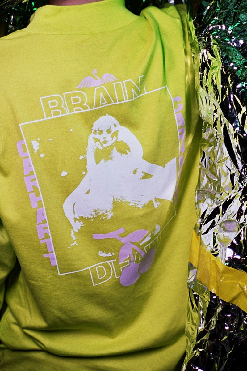 BRAIN DEAD x Carhartt WIP がルックブック公開と同時に発売日をアナウンス 唯一無二のグラフィックワークで王道のワークウェアをストリート仕様に昇華 〈BRAIN DEAD（ブレイン デッド）〉を取り仕切るKyle Ng（カイル・ウン）は昨日、〈Carhartt WIP（カーハート WIP）〉とのコラボレーションを告知。それから間も無く、コレクションの全貌を紐解くルックブックが公開された。  期待通りの仕上がりとなった両者のチームアップでは、オーバーオールやカーペンターパンツなど、〈BRAIN DEAD〉を象徴するカルト的なグラフィックの載せることで〈Carhartt〉の堅牢なワークウェアをストリート仕様に昇華。その他にもTシャツやロングスリーブ、カバーオールをベースにした半透明のコーチジャケット、キャップなどが展開されるが、〈BRAIN DEAD〉と〈Carhartt〉のロゴを融合したパッチがコラボレーションの象徴の証として随所に配置されている。  購買意欲を駆り立てる注目のダブルネームは、7月14日（土）より発売開始。なお、国内の〈Carhartt〉およびオンラインのリリースは7月21日（土）となっているので、お間違えのないように。  〈Carhartt〉と言えば、ポストVirgil Abloh（ヴァージル・アブロー）との呼び声も高い〈Heron Preston（ヘロン プレストン）〉とのコラボレーション情報もあわせてチェックしてみてはいかがだろうか。