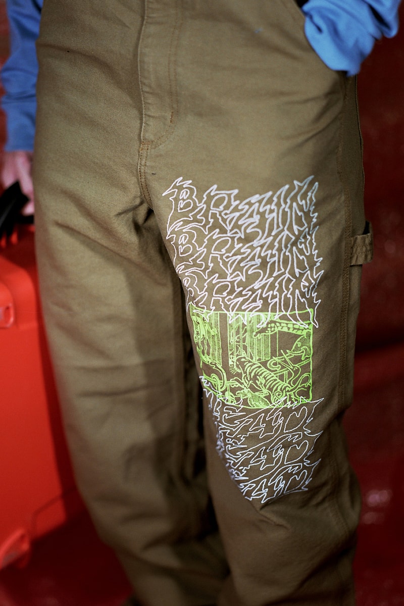 BRAIN DEAD x Carhartt WIP がルックブック公開と同時に発売日をアナウンス 唯一無二のグラフィックワークで王道のワークウェアをストリート仕様に昇華 〈BRAIN DEAD（ブレイン デッド）〉を取り仕切るKyle Ng（カイル・ウン）は昨日、〈Carhartt WIP（カーハート WIP）〉とのコラボレーションを告知。それから間も無く、コレクションの全貌を紐解くルックブックが公開された。  期待通りの仕上がりとなった両者のチームアップでは、オーバーオールやカーペンターパンツなど、〈BRAIN DEAD〉を象徴するカルト的なグラフィックの載せることで〈Carhartt〉の堅牢なワークウェアをストリート仕様に昇華。その他にもTシャツやロングスリーブ、カバーオールをベースにした半透明のコーチジャケット、キャップなどが展開されるが、〈BRAIN DEAD〉と〈Carhartt〉のロゴを融合したパッチがコラボレーションの象徴の証として随所に配置されている。  購買意欲を駆り立てる注目のダブルネームは、7月14日（土）より発売開始。なお、国内の〈Carhartt〉およびオンラインのリリースは7月21日（土）となっているので、お間違えのないように。  〈Carhartt〉と言えば、ポストVirgil Abloh（ヴァージル・アブロー）との呼び声も高い〈Heron Preston（ヘロン プレストン）〉とのコラボレーション情報もあわせてチェックしてみてはいかがだろうか。