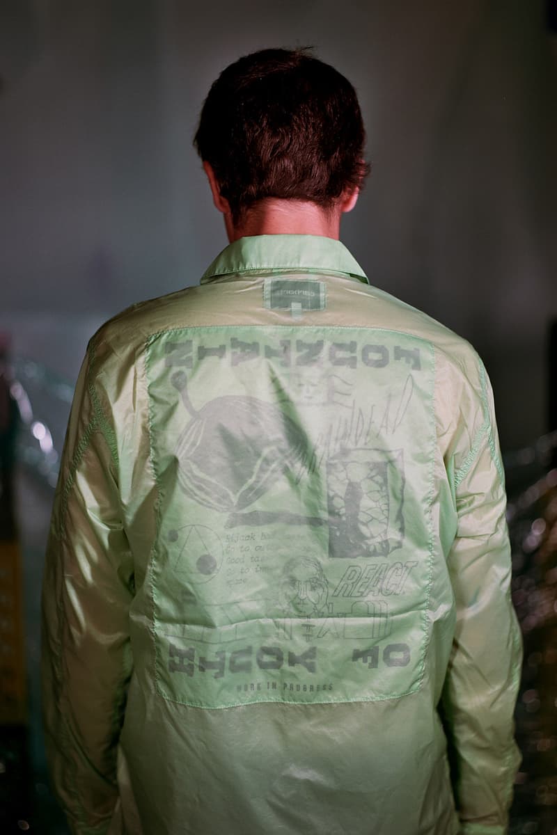BRAIN DEAD x Carhartt WIP がルックブック公開と同時に発売日をアナウンス 唯一無二のグラフィックワークで王道のワークウェアをストリート仕様に昇華 〈BRAIN DEAD(ブレイン デッド)〉を取り仕切るKyle Ng(カイル・ウン)は昨日、〈Carhartt WIP(カーハート WIP)〉とのコラボレーションを告知。それから間も無く、コレクションの全貌を紐解くルックブックが公開された。 期待通りの仕上がりとなった両者のチームアップでは、オーバーオールやカーペンターパンツなど、〈BRAIN DEAD〉を象徴するカルト的なグラフィックの載せることで〈Carhartt〉の堅牢なワークウェアをストリート仕様に昇華。その他にもTシャツやロングスリーブ、カバーオールをベースにした半透明のコーチジャケット、キャップなどが展開されるが、〈BRAIN DEAD〉と〈Carhartt〉のロゴを融合したパッチがコラボレーションの象徴の証として随所に配置されている。 購買意欲を駆り立てる注目のダブルネームは、7月14日(土)より発売開始。なお、国内の〈Carhartt〉およびオンラインのリリースは7月21日(土)となっているので、お間違えのないように。 〈Carhartt〉と言えば、ポストVirgil Abloh(ヴァージル・アブロー)との呼び声も高い〈Heron Preston(ヘロン プレストン)〉とのコラボレーション情報もあわせてチェックしてみてはいかがだろうか。