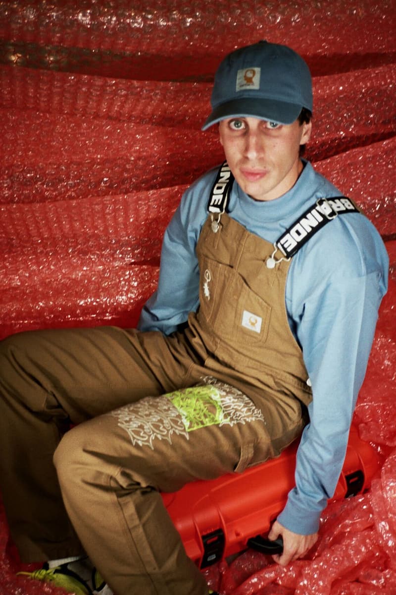 BRAIN DEAD x Carhartt WIP がルックブック公開と同時に発売日をアナウンス 唯一無二のグラフィックワークで王道のワークウェアをストリート仕様に昇華 〈BRAIN DEAD（ブレイン デッド）〉を取り仕切るKyle Ng（カイル・ウン）は昨日、〈Carhartt WIP（カーハート WIP）〉とのコラボレーションを告知。それから間も無く、コレクションの全貌を紐解くルックブックが公開された。  期待通りの仕上がりとなった両者のチームアップでは、オーバーオールやカーペンターパンツなど、〈BRAIN DEAD〉を象徴するカルト的なグラフィックの載せることで〈Carhartt〉の堅牢なワークウェアをストリート仕様に昇華。その他にもTシャツやロングスリーブ、カバーオールをベースにした半透明のコーチジャケット、キャップなどが展開されるが、〈BRAIN DEAD〉と〈Carhartt〉のロゴを融合したパッチがコラボレーションの象徴の証として随所に配置されている。  購買意欲を駆り立てる注目のダブルネームは、7月14日（土）より発売開始。なお、国内の〈Carhartt〉およびオンラインのリリースは7月21日（土）となっているので、お間違えのないように。  〈Carhartt〉と言えば、ポストVirgil Abloh（ヴァージル・アブロー）との呼び声も高い〈Heron Preston（ヘロン プレストン）〉とのコラボレーション情報もあわせてチェックしてみてはいかがだろうか。