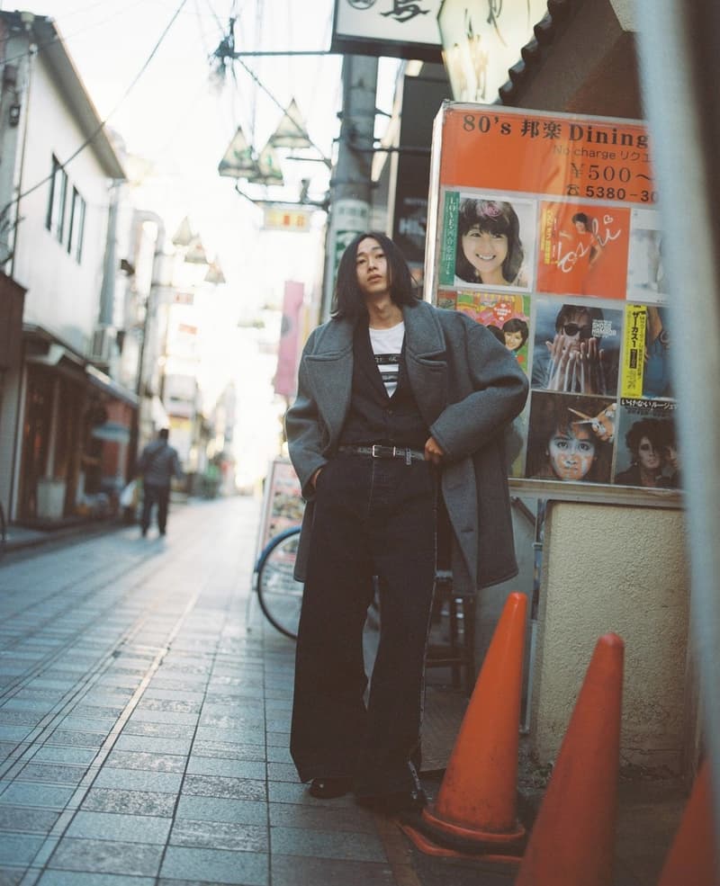 ファッション界の権威を唸らせる doublet の2018年秋冬ルックブックが解禁 今季は“Ready-to-Where?”をテーマに、「どこに着ていく服なのか?」というシチュエーションのミスマッチを表現した人々の記憶に残るプロダクトを展開 ファッション界屈指の登竜門「LVMH Prize 2018」でグランプリ受賞という日本人初の快挙を成し遂げた〈doublet(ダブレット)〉より、2018年秋冬シーズンのルックブックが到着。今季は既製服を表すReady-to-Wearを言葉遊びにより、Where?に変化させた造語“Ready-to-Where?”をテーマに掲げ、「どこに着ていく服なのか?」というシチュエーションのミスマッチによる人々の記憶に残るプロダクトを展開する。 お馴染みの刺繍デザインや、職人がエアブラシを使用してハンドペイントを施したフリースボア調のジャケットは今季も継続。また、空気の代わりにダウンが入ったライフジャケット、水を吸わないバスローブ型コート、懐かしいキーホルダーを連ねたチェーン状のアクセサリーなど、斬新という言葉を超越した井野将之の唯一無二のアプローチは、「LVMH Prize 2018」の審査員であるKarl Lagerfeld(カール・ラガーフェルド)、Marc Jacobs(マーク・ジェイコブス)、Haider Ackermann(ハイダー・アッカーマン)らを納得させた証明とも言えるだろう。また、視点の違いで3柄に変化するレンチキュラーを採用した立体的なファブリックや、ハンガーガーの包み紙のプリント生地など、素材へのこだわりも散見され、類稀なテクニックとユーモアは固定概念にとらわれない違和感を放っている。 〈doublet〉の2018年秋冬コレクションは、7月14日(土)に第1弾が取扱店舗にデリバリーされるとのこと。待望のローンチに先駆けて、今季の世界観を色濃く反映したどこか哀愁漂うルックブックをチェックしておこう。 ちなみに、井野氏の特集記事を掲載した『HYPEBEAST Magazine Issue 22: The Singularity Issue』はもう購入済み?
