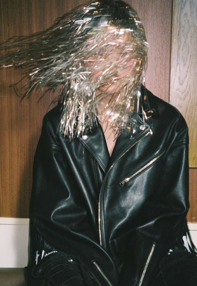 ファッション界の権威を唸らせる doublet の2018年秋冬ルックブックが解禁 今季は“Ready-to-Where?”をテーマに、「どこに着ていく服なのか?」というシチュエーションのミスマッチを表現した人々の記憶に残るプロダクトを展開 ファッション界屈指の登竜門「LVMH Prize 2018」でグランプリ受賞という日本人初の快挙を成し遂げた〈doublet(ダブレット)〉より、2018年秋冬シーズンのルックブックが到着。今季は既製服を表すReady-to-Wearを言葉遊びにより、Where?に変化させた造語“Ready-to-Where?”をテーマに掲げ、「どこに着ていく服なのか?」というシチュエーションのミスマッチによる人々の記憶に残るプロダクトを展開する。 お馴染みの刺繍デザインや、職人がエアブラシを使用してハンドペイントを施したフリースボア調のジャケットは今季も継続。また、空気の代わりにダウンが入ったライフジャケット、水を吸わないバスローブ型コート、懐かしいキーホルダーを連ねたチェーン状のアクセサリーなど、斬新という言葉を超越した井野将之の唯一無二のアプローチは、「LVMH Prize 2018」の審査員であるKarl Lagerfeld(カール・ラガーフェルド)、Marc Jacobs(マーク・ジェイコブス)、Haider Ackermann(ハイダー・アッカーマン)らを納得させた証明とも言えるだろう。また、視点の違いで3柄に変化するレンチキュラーを採用した立体的なファブリックや、ハンガーガーの包み紙のプリント生地など、素材へのこだわりも散見され、類稀なテクニックとユーモアは固定概念にとらわれない違和感を放っている。 〈doublet〉の2018年秋冬コレクションは、7月14日(土)に第1弾が取扱店舗にデリバリーされるとのこと。待望のローンチに先駆けて、今季の世界観を色濃く反映したどこか哀愁漂うルックブックをチェックしておこう。 ちなみに、井野氏の特集記事を掲載した『HYPEBEAST Magazine Issue 22: The Singularity Issue』はもう購入済み?