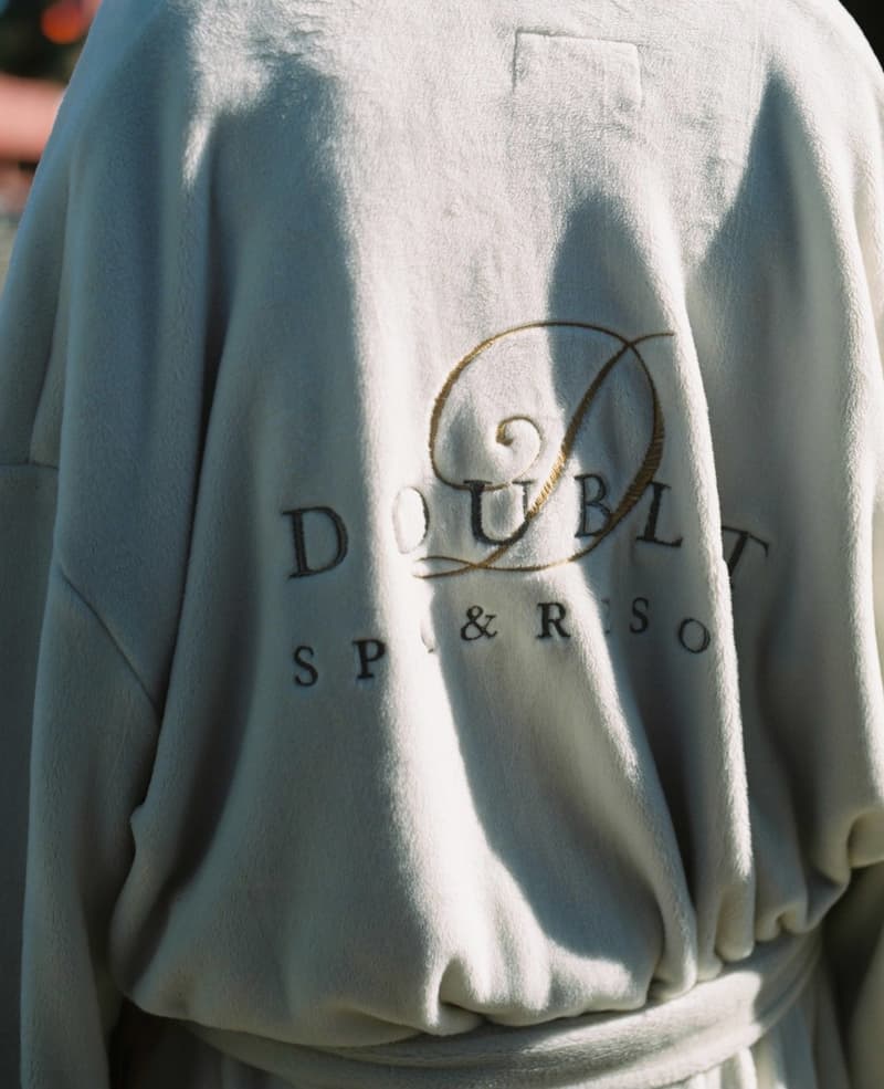 ファッション界の権威を唸らせる doublet の2018年秋冬ルックブックが解禁 今季は“Ready-to-Where?”をテーマに、「どこに着ていく服なのか?」というシチュエーションのミスマッチを表現した人々の記憶に残るプロダクトを展開 ファッション界屈指の登竜門「LVMH Prize 2018」でグランプリ受賞という日本人初の快挙を成し遂げた〈doublet(ダブレット)〉より、2018年秋冬シーズンのルックブックが到着。今季は既製服を表すReady-to-Wearを言葉遊びにより、Where?に変化させた造語“Ready-to-Where?”をテーマに掲げ、「どこに着ていく服なのか?」というシチュエーションのミスマッチによる人々の記憶に残るプロダクトを展開する。 お馴染みの刺繍デザインや、職人がエアブラシを使用してハンドペイントを施したフリースボア調のジャケットは今季も継続。また、空気の代わりにダウンが入ったライフジャケット、水を吸わないバスローブ型コート、懐かしいキーホルダーを連ねたチェーン状のアクセサリーなど、斬新という言葉を超越した井野将之の唯一無二のアプローチは、「LVMH Prize 2018」の審査員であるKarl Lagerfeld(カール・ラガーフェルド)、Marc Jacobs(マーク・ジェイコブス)、Haider Ackermann(ハイダー・アッカーマン)らを納得させた証明とも言えるだろう。また、視点の違いで3柄に変化するレンチキュラーを採用した立体的なファブリックや、ハンガーガーの包み紙のプリント生地など、素材へのこだわりも散見され、類稀なテクニックとユーモアは固定概念にとらわれない違和感を放っている。 〈doublet〉の2018年秋冬コレクションは、7月14日(土)に第1弾が取扱店舗にデリバリーされるとのこと。待望のローンチに先駆けて、今季の世界観を色濃く反映したどこか哀愁漂うルックブックをチェックしておこう。 ちなみに、井野氏の特集記事を掲載した『HYPEBEAST Magazine Issue 22: The Singularity Issue』はもう購入済み?