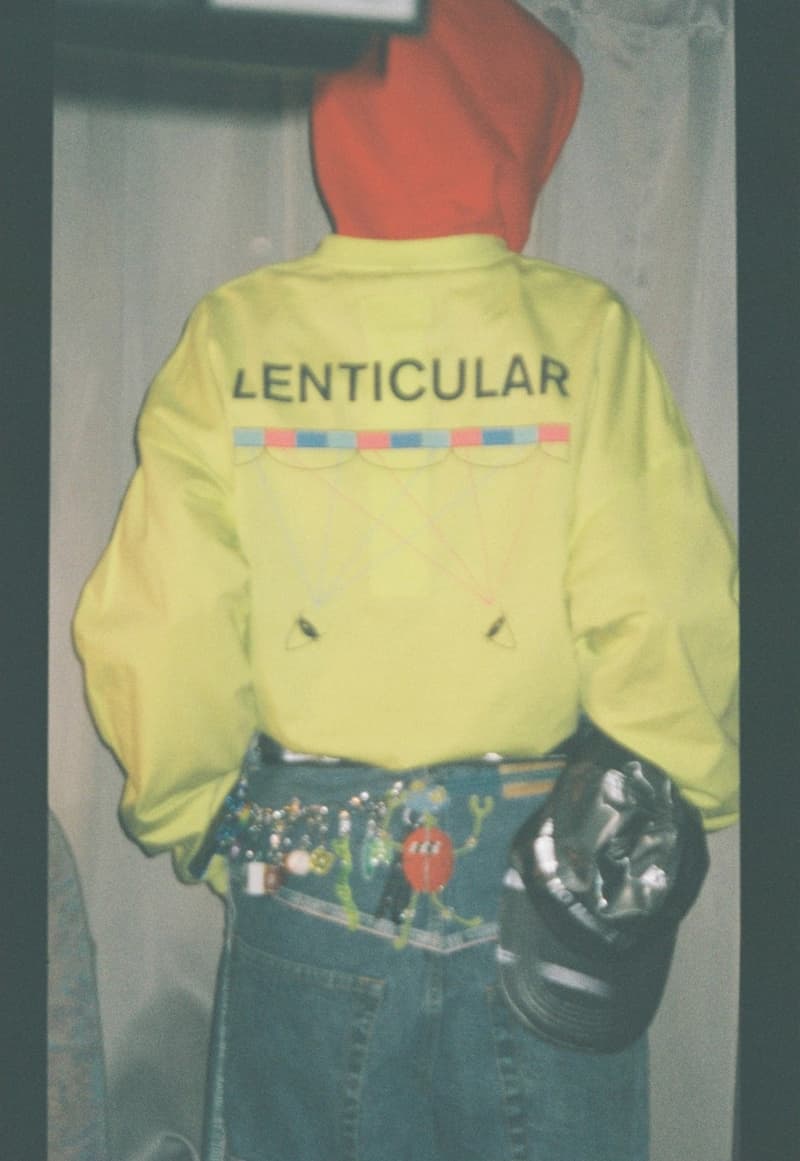 ファッション界の権威を唸らせる doublet の2018年秋冬ルックブックが解禁 今季は“Ready-to-Where?”をテーマに、「どこに着ていく服なのか?」というシチュエーションのミスマッチを表現した人々の記憶に残るプロダクトを展開 ファッション界屈指の登竜門「LVMH Prize 2018」でグランプリ受賞という日本人初の快挙を成し遂げた〈doublet(ダブレット)〉より、2018年秋冬シーズンのルックブックが到着。今季は既製服を表すReady-to-Wearを言葉遊びにより、Where?に変化させた造語“Ready-to-Where?”をテーマに掲げ、「どこに着ていく服なのか?」というシチュエーションのミスマッチによる人々の記憶に残るプロダクトを展開する。 お馴染みの刺繍デザインや、職人がエアブラシを使用してハンドペイントを施したフリースボア調のジャケットは今季も継続。また、空気の代わりにダウンが入ったライフジャケット、水を吸わないバスローブ型コート、懐かしいキーホルダーを連ねたチェーン状のアクセサリーなど、斬新という言葉を超越した井野将之の唯一無二のアプローチは、「LVMH Prize 2018」の審査員であるKarl Lagerfeld(カール・ラガーフェルド)、Marc Jacobs(マーク・ジェイコブス)、Haider Ackermann(ハイダー・アッカーマン)らを納得させた証明とも言えるだろう。また、視点の違いで3柄に変化するレンチキュラーを採用した立体的なファブリックや、ハンガーガーの包み紙のプリント生地など、素材へのこだわりも散見され、類稀なテクニックとユーモアは固定概念にとらわれない違和感を放っている。 〈doublet〉の2018年秋冬コレクションは、7月14日(土)に第1弾が取扱店舗にデリバリーされるとのこと。待望のローンチに先駆けて、今季の世界観を色濃く反映したどこか哀愁漂うルックブックをチェックしておこう。 ちなみに、井野氏の特集記事を掲載した『HYPEBEAST Magazine Issue 22: The Singularity Issue』はもう購入済み?